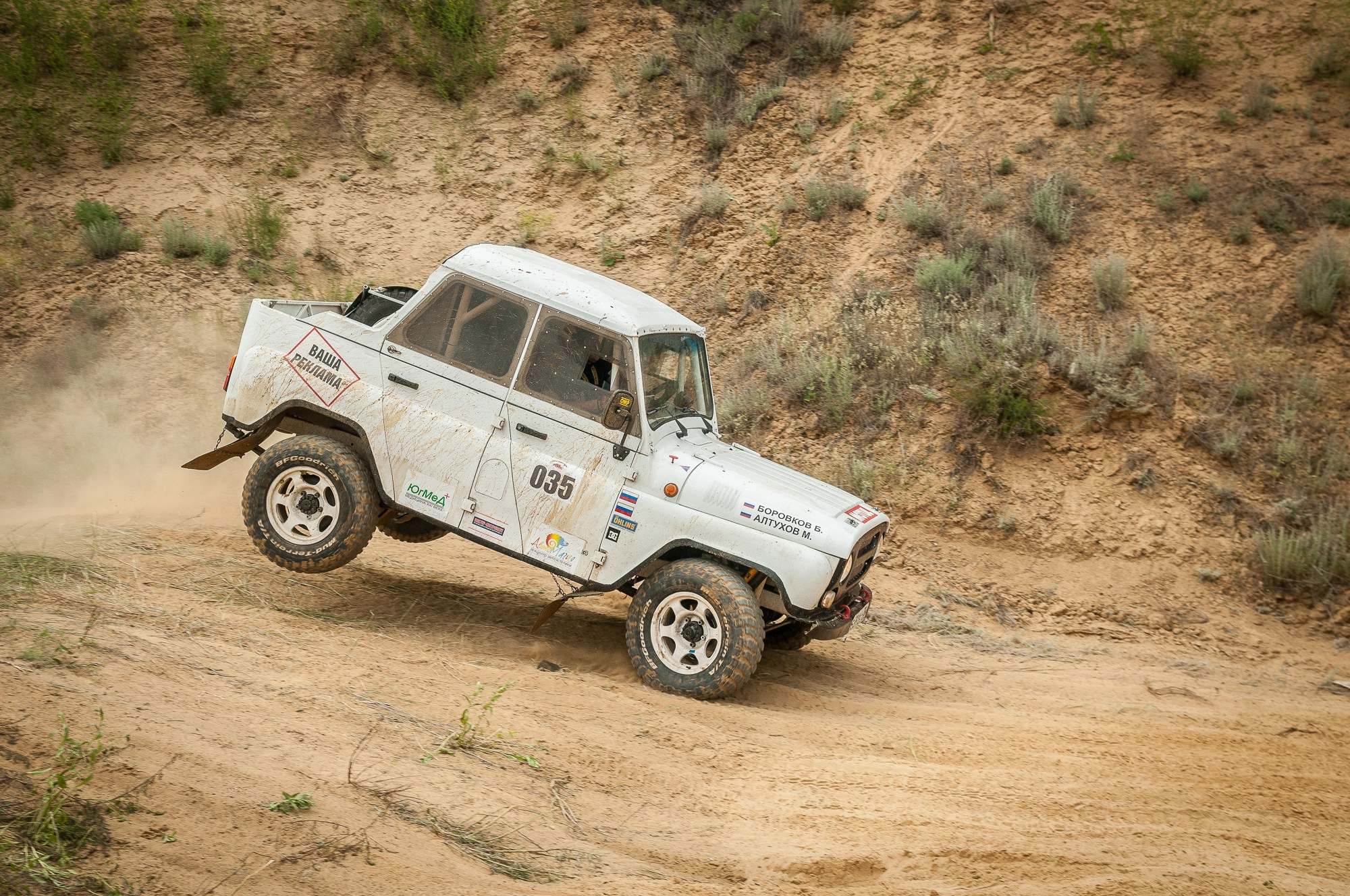 УАЗ во время прыжка над горкой
