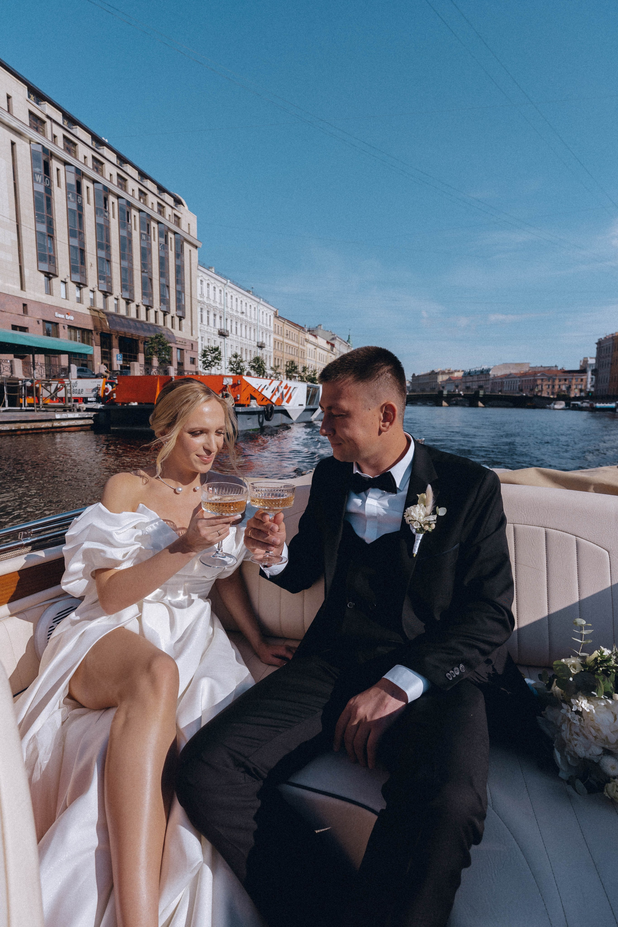 СВАДЕНБНАЯ СЬЕМКА НА КАТЕРЕ ПО КАНАЛАМ САНКТ-ПЕТЕРБУРГА И В АКВАТОРИИ НЕВЫ. Профессиональный фотограф, Санкт-Петербург — Виктория Богомолова