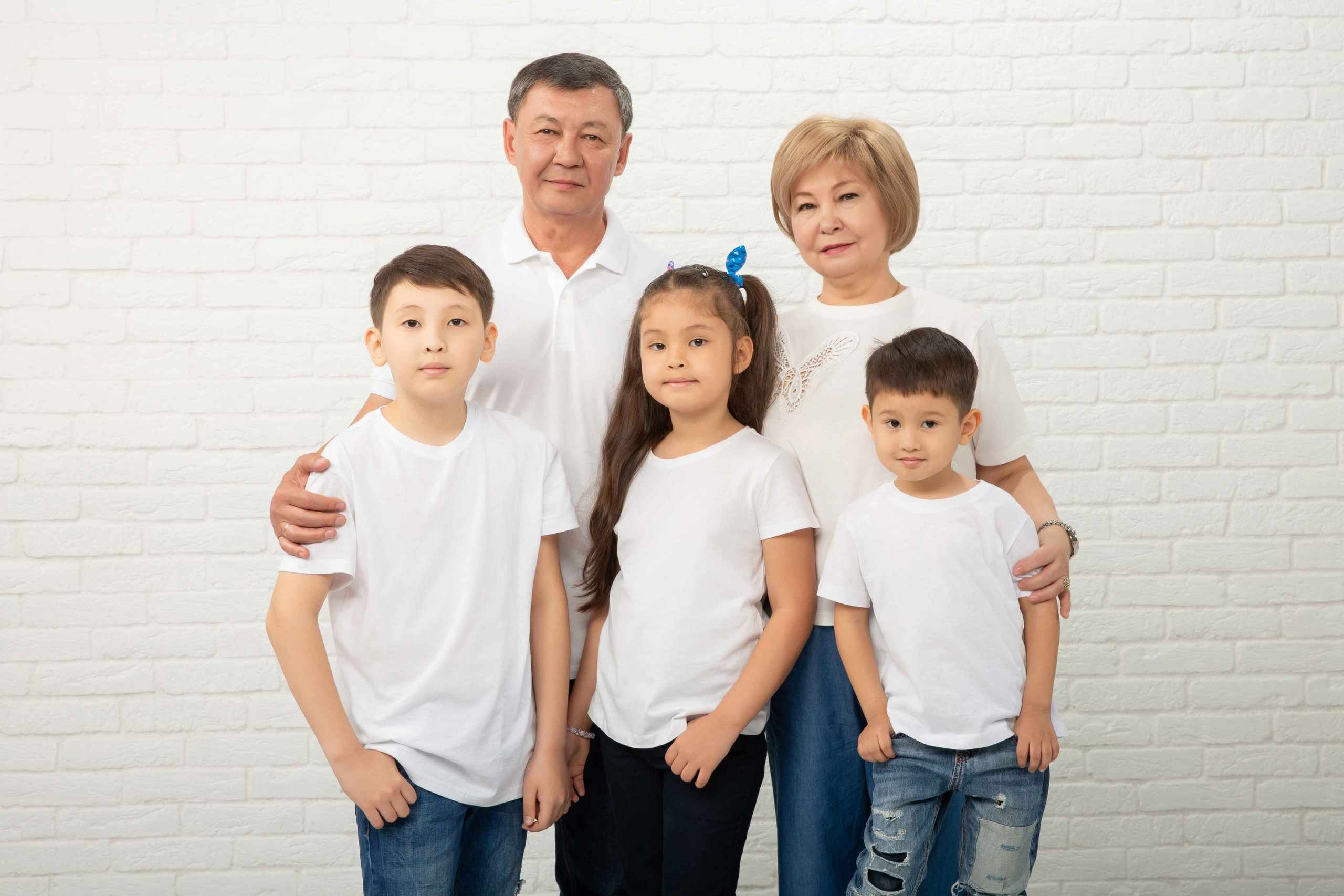 Фотосессия большой семьи в фотостудии. Совет с семьей. Фотостудия Алматы. Семейная и детская фотостудия Family studio.Фотограф Алматы