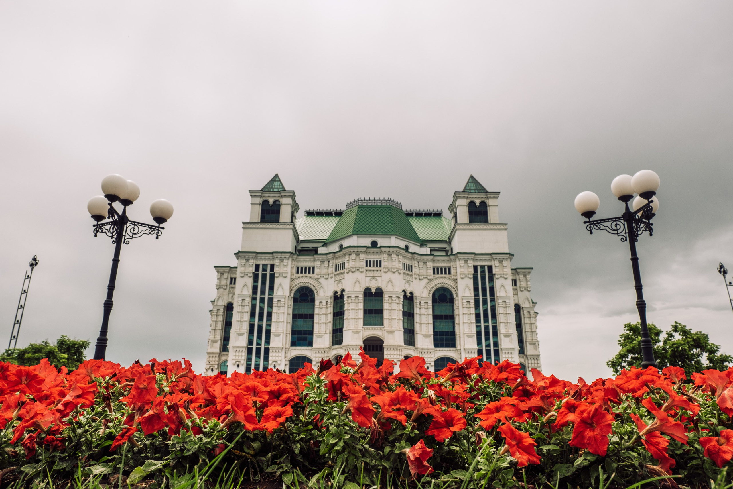 Театральный парк перед дождем. Фотограф Анатолий Деникин