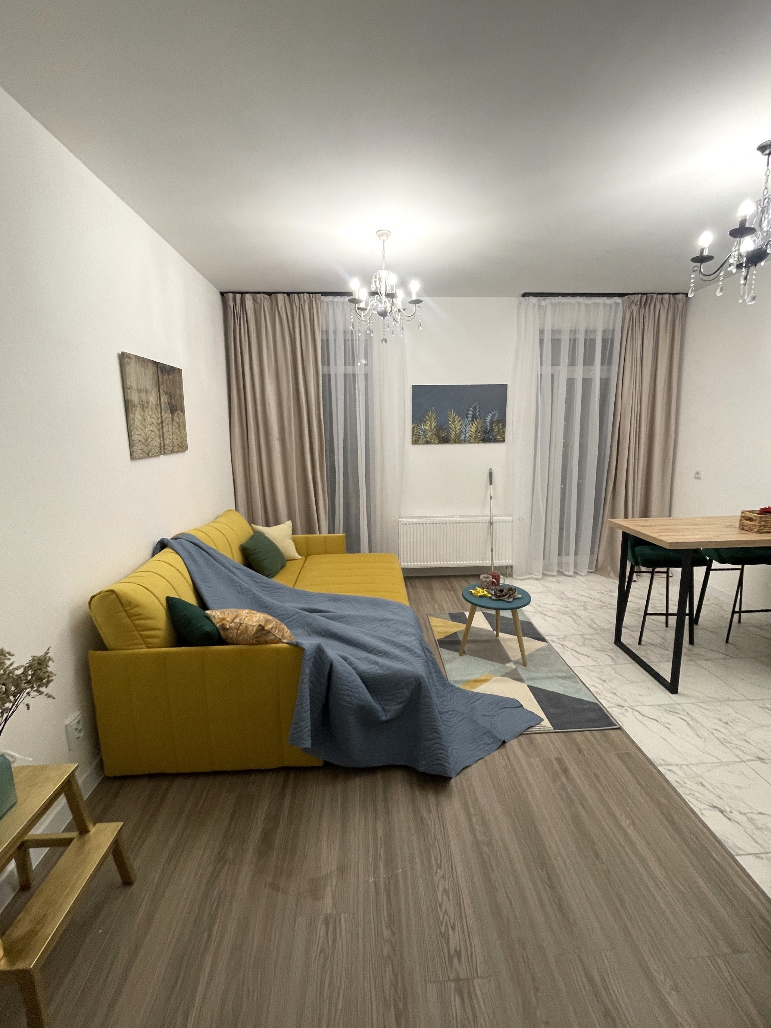 Кейс1: Получили ключи от новой квартиры и нужно было в короткие сроки обставить мебелью и декором для сдачи на долгий срок. Учли расположение квартиры и метраж. Определили портрет потенциального жильца и исходя из этого обставили квартиру. Чтобы выделяться на фоне других квартир, сделали акцент на яркие краски и смешение стилей. Сделали всё для комфортного проживания. и продумали каждую мелочь. В результате квартира очень быстро сдалась. На всё ушло до 250 тыс. руб. за всю мебель, технику и декор.