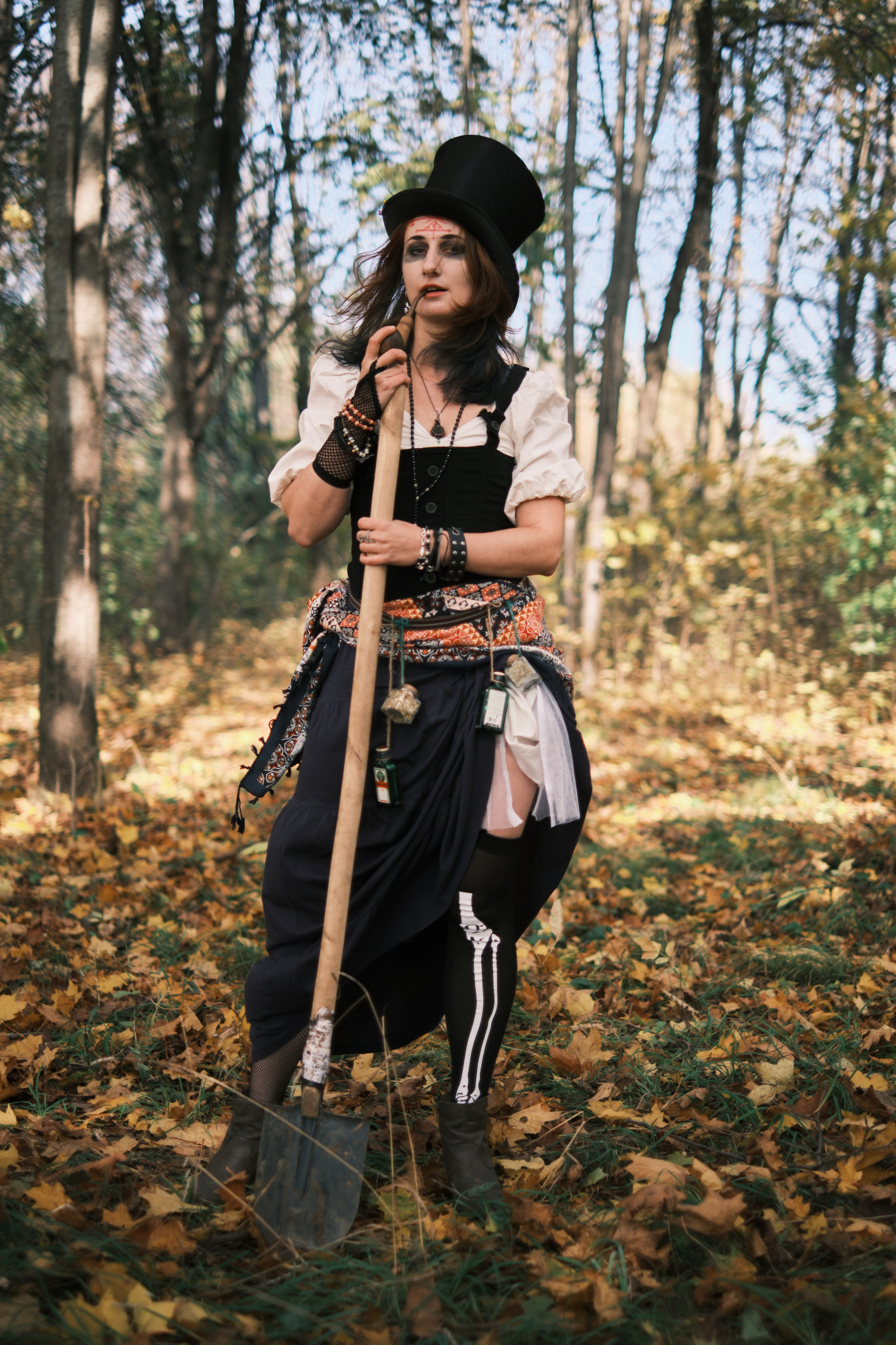 Девушка в шляпе и трубкой с лопатой