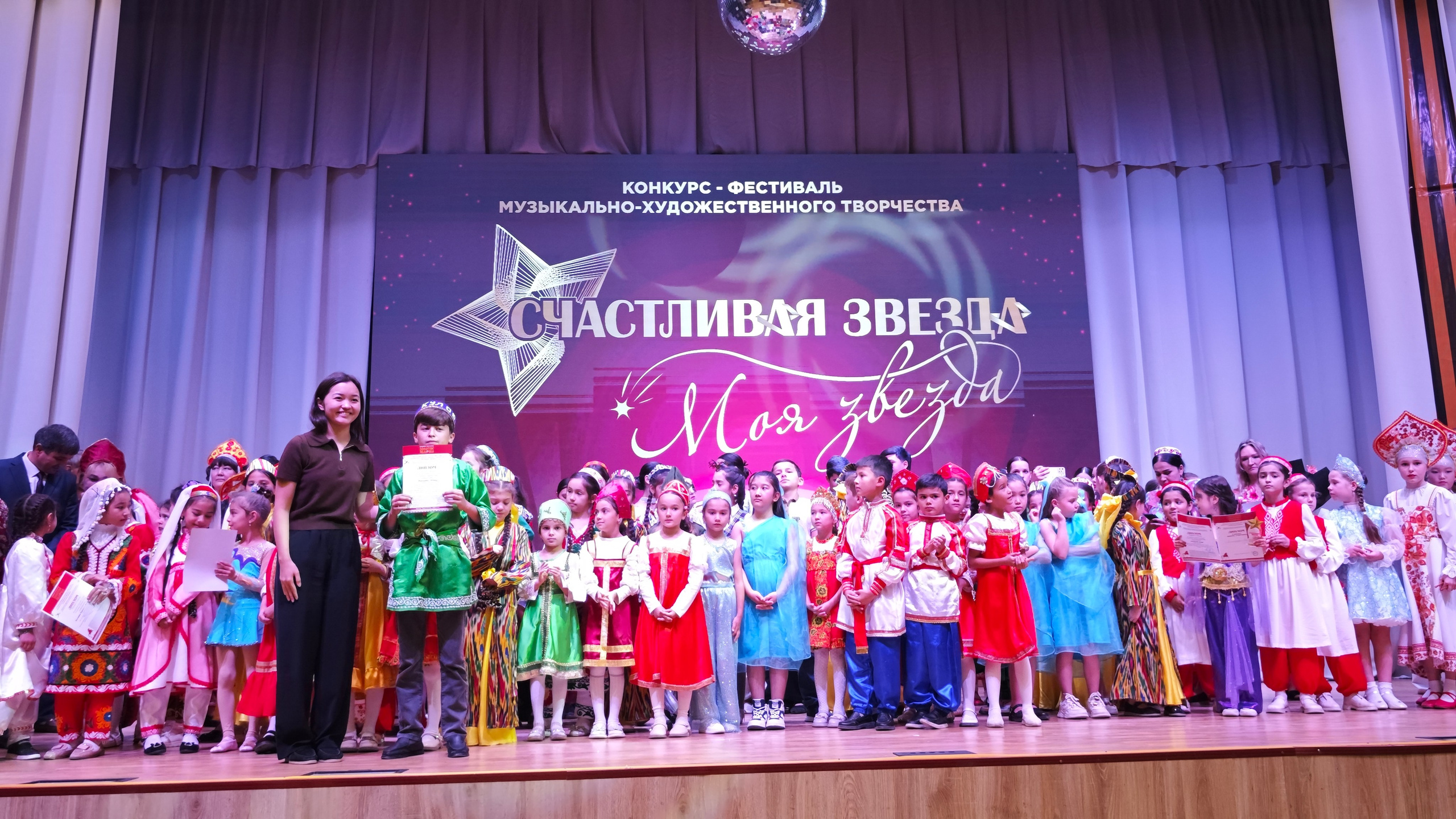 1 ноября 2025 г, г. Бохтар, Таджикистан. Золотое яблочко