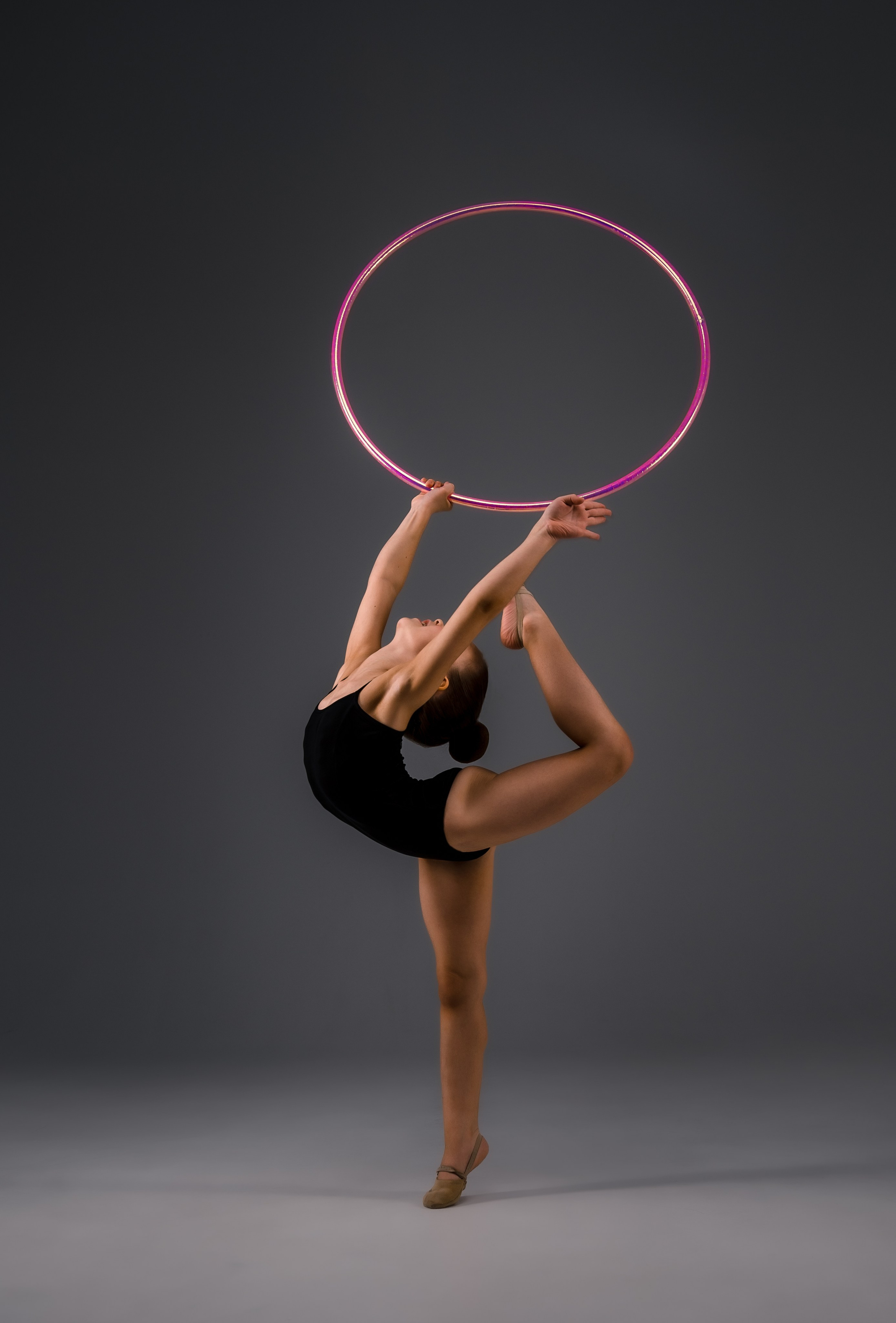 красивое фото гимнастки с обручем