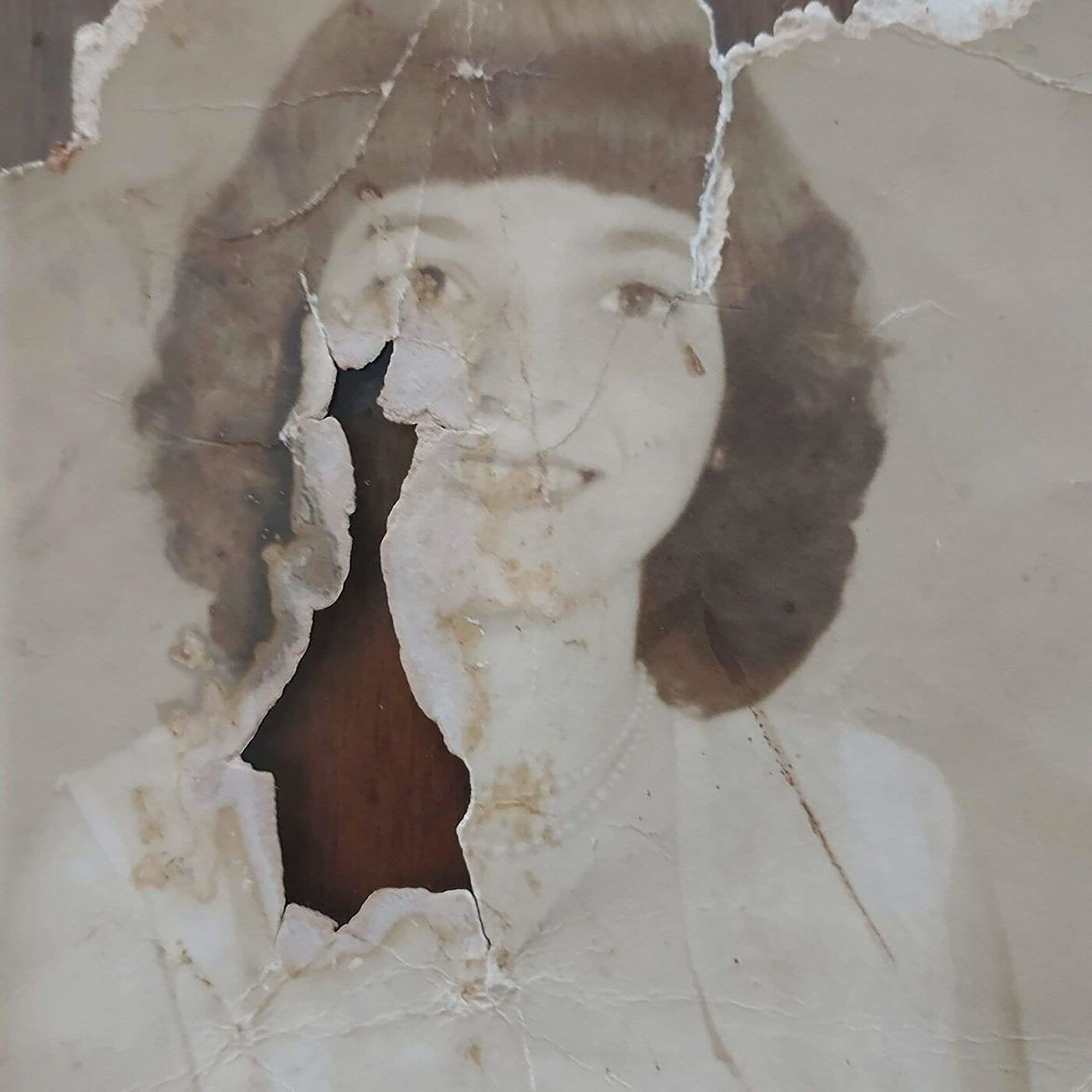 Revive Your Memories with Expert Photo Restoration Services. AI Photo Retoucher and Image Restorer Zhanna Ognivo