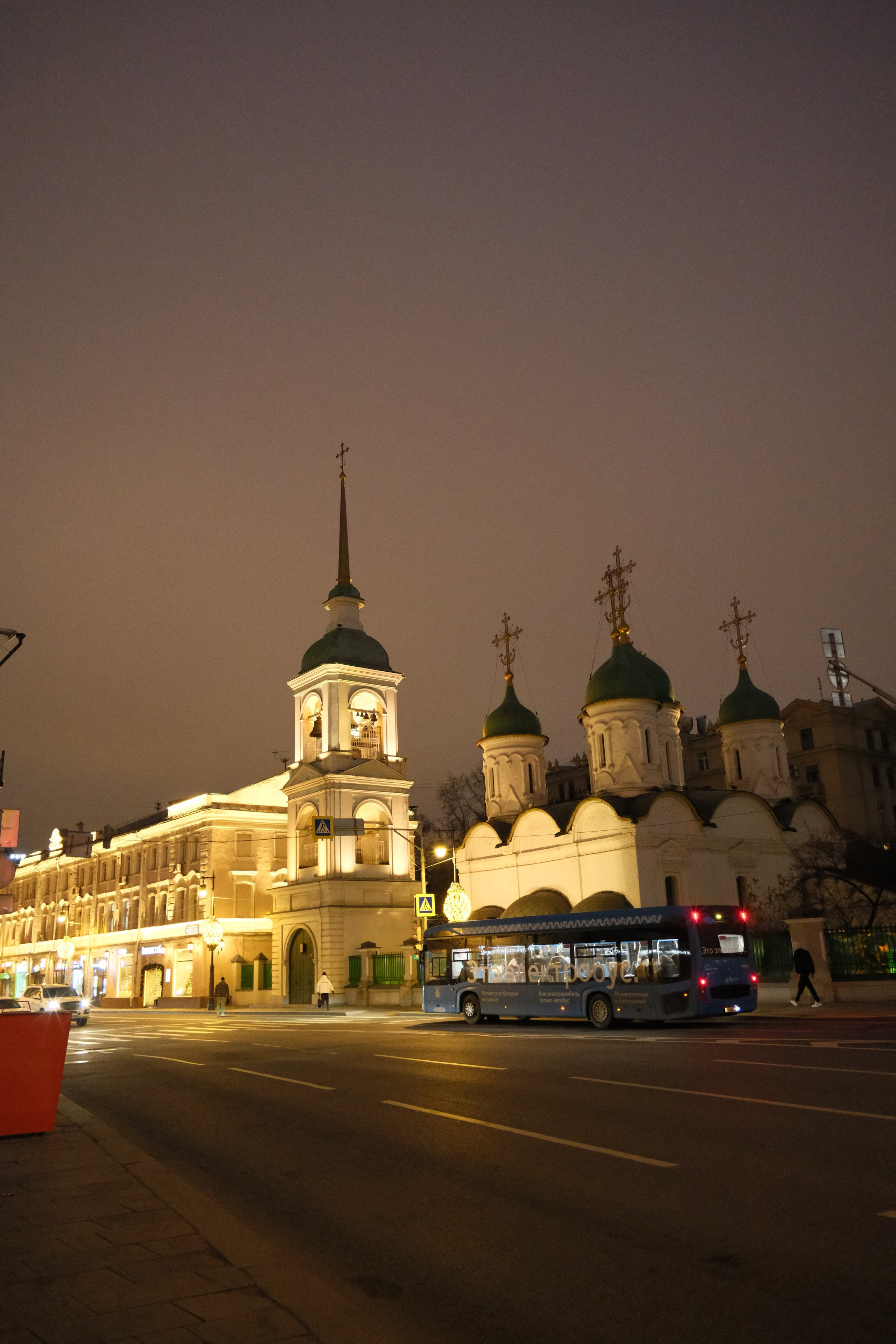 Вечерний город. Улица, люди, жизнь…