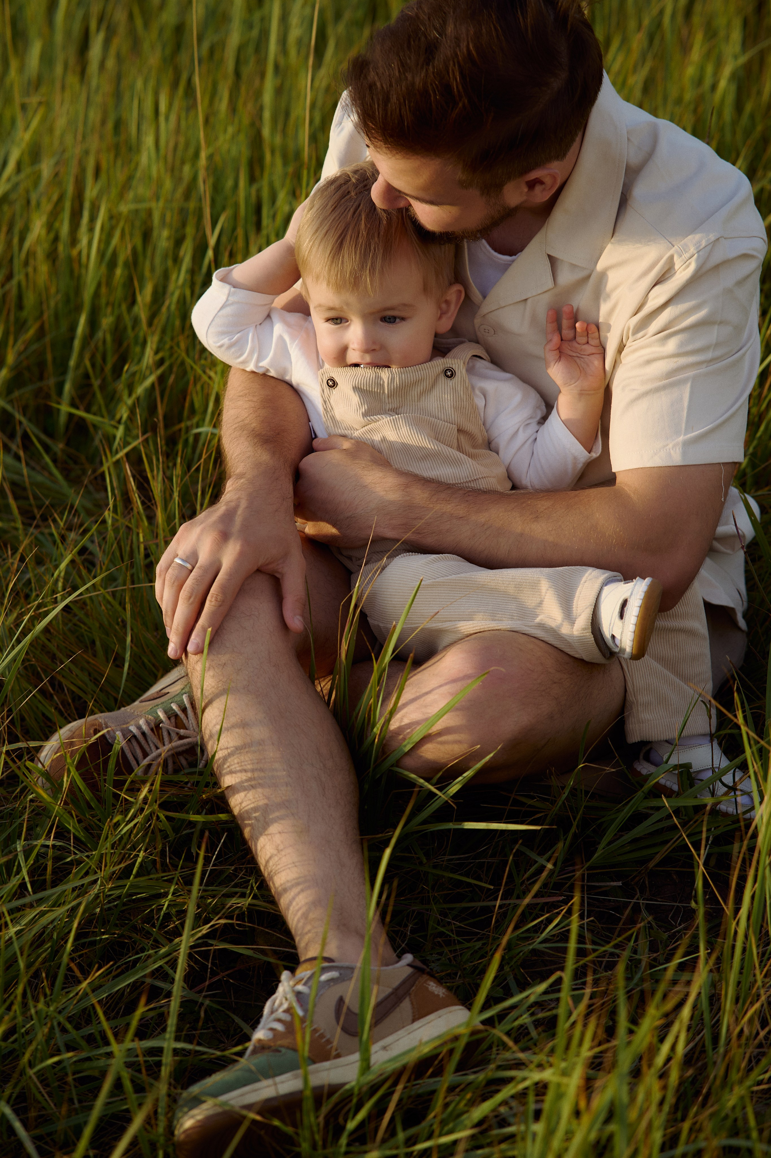 Шамиль, Аня и Марс в поле с барашками. Семейный и свадебный lifestyle-фотограф в Москве Мария Петрова