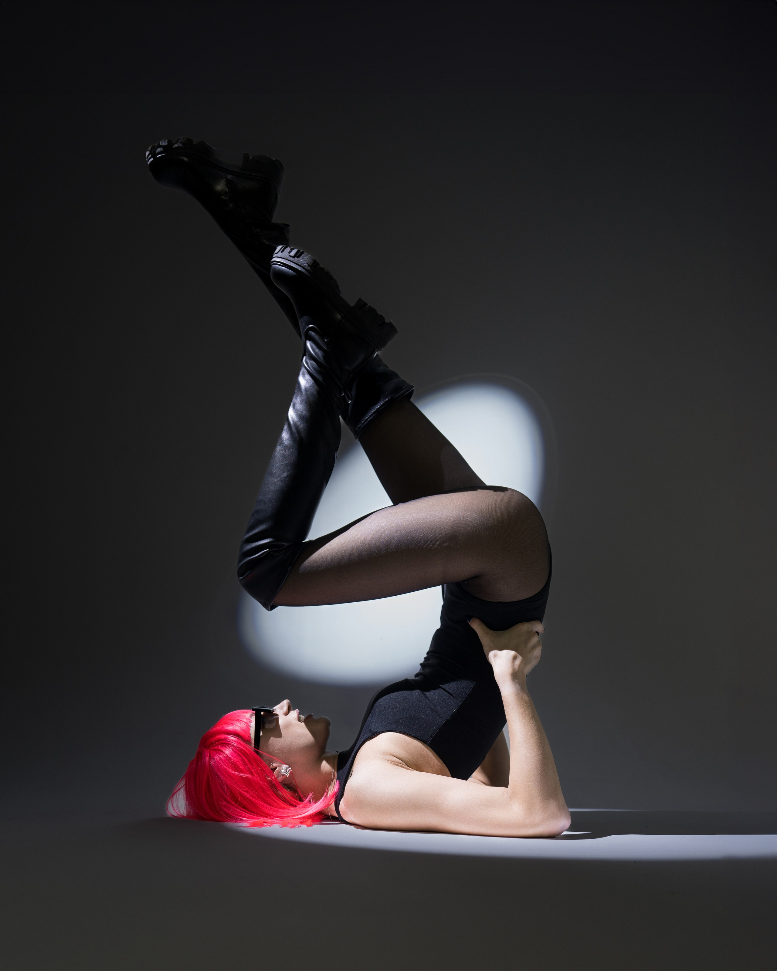 стильное фото с фэшн позингом и постоянным светом