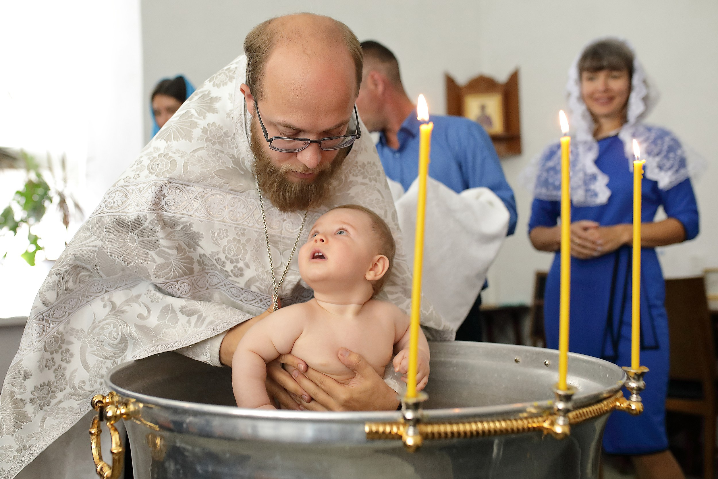 крещение малыша в купели