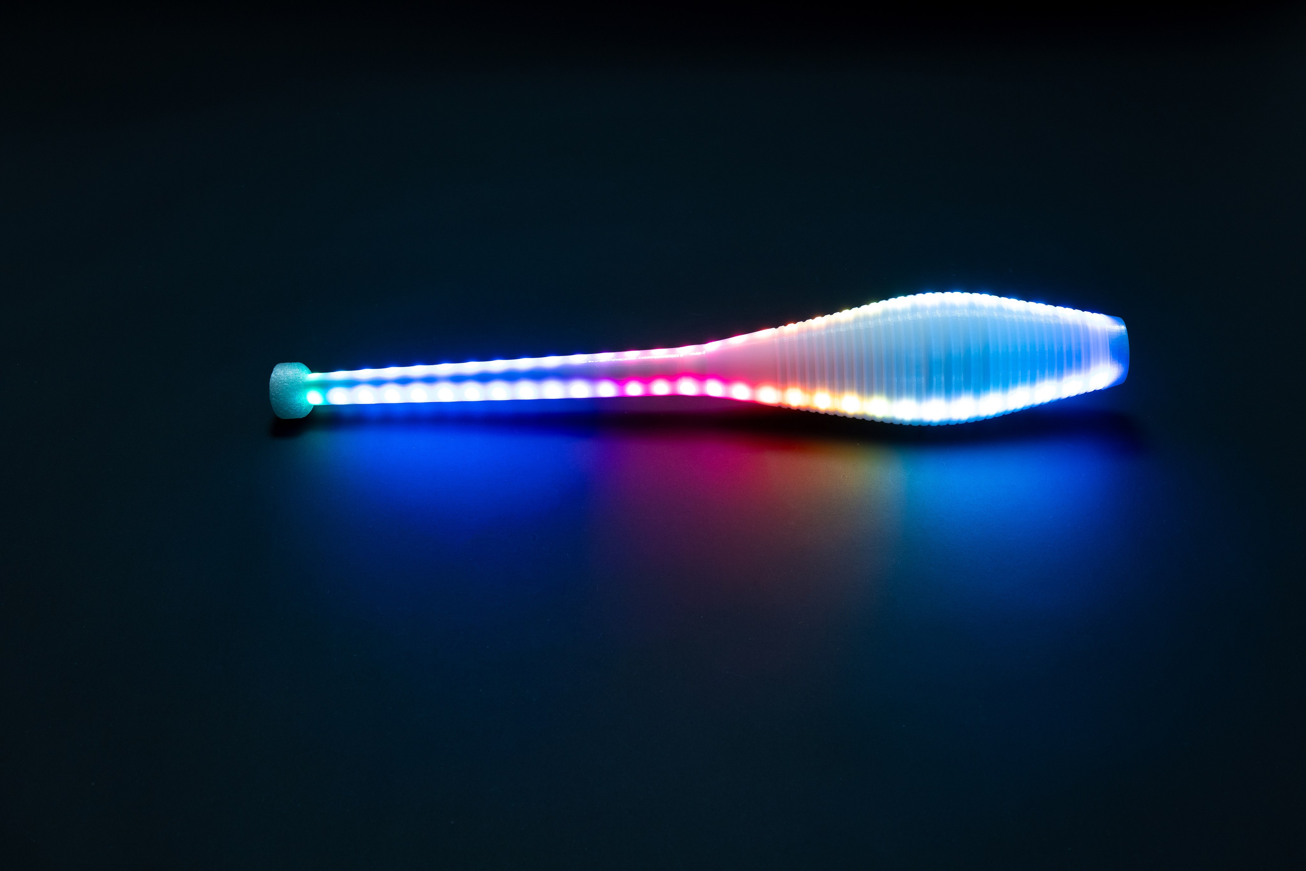 кегля светится голубым на черном фоне