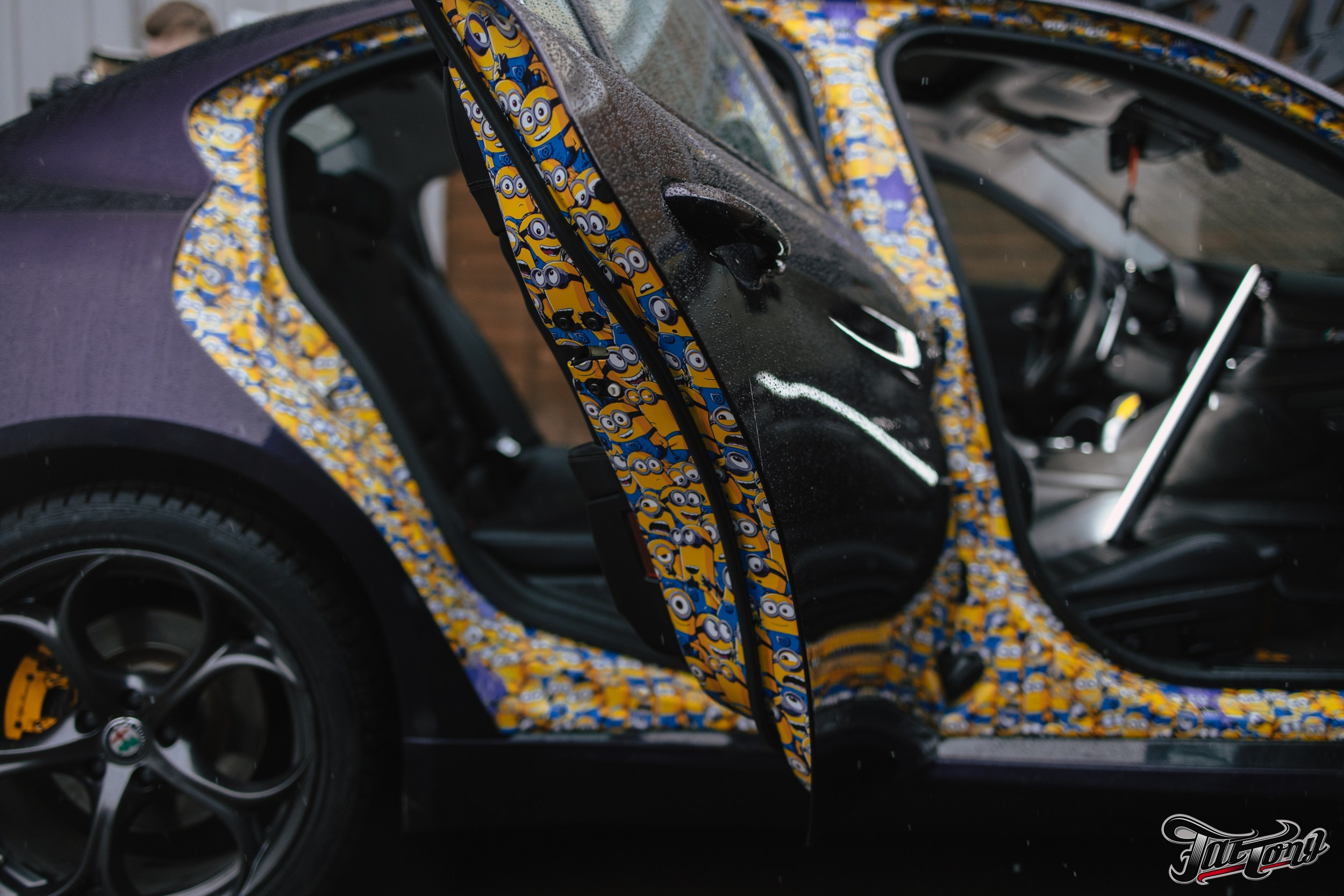 Alfa Romeo Giulia ремни безопасности с принтом и оклейка проемов. DeLorein