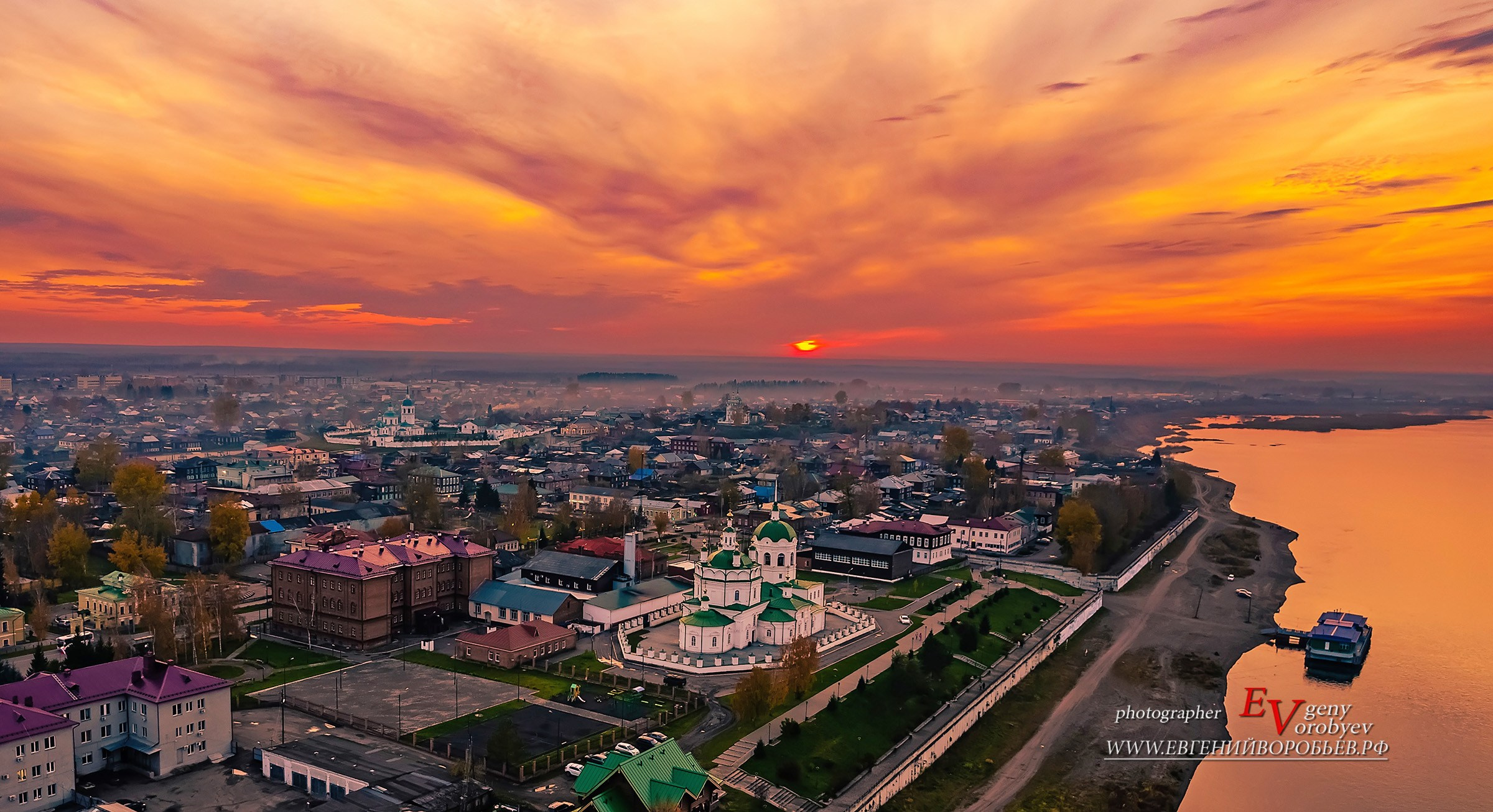 экскурсии Енисейск Красноярск аренда микроавтобуса трансфер индивидуальный тур фото набережная дегустация сибирской кухни интересные места что посмотреть куда сходить что посетить достопримечательности в Енисейске  храм церковь монастырь фототур  цена заказать экскурсию программа маршрут смотровые площадки видовые красивые места путешествие туристический маршрут 