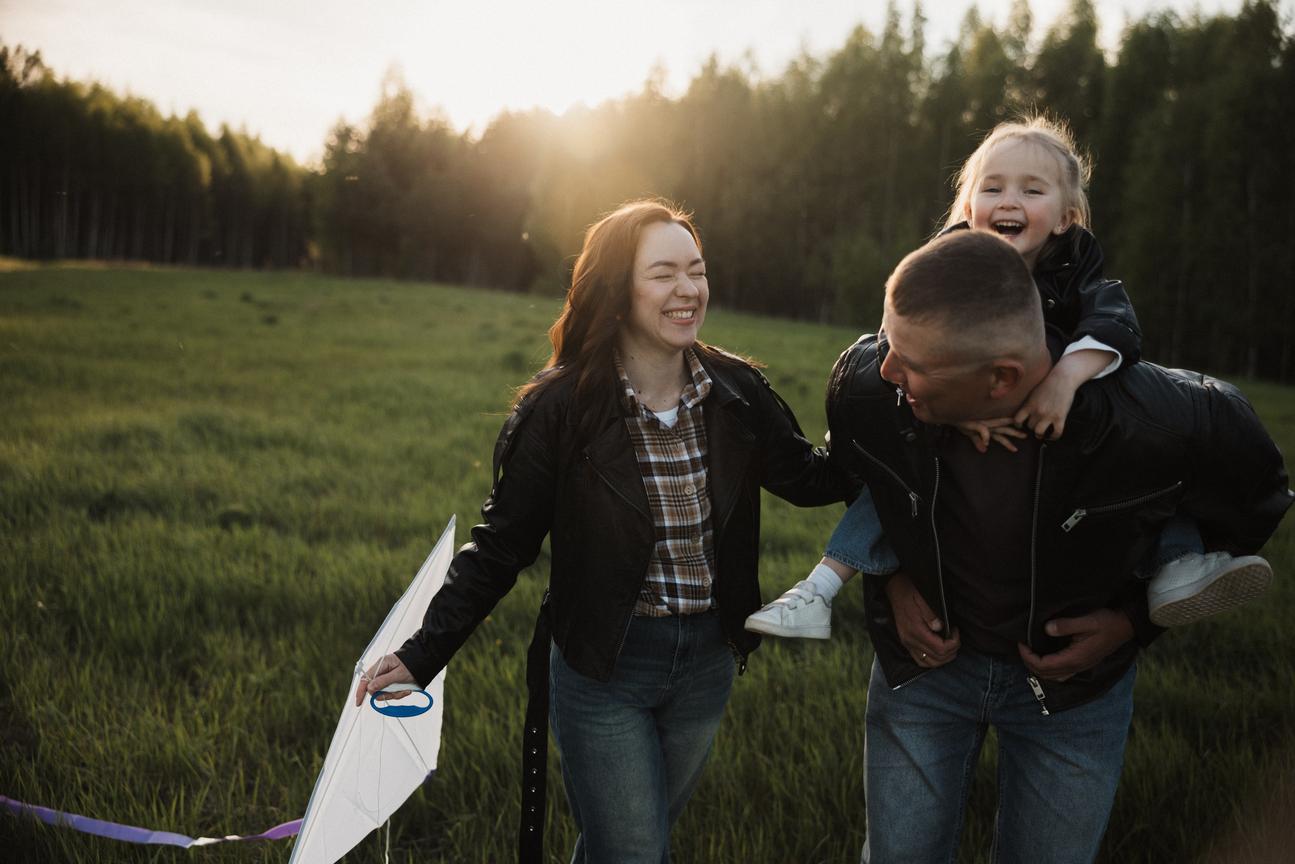 Семейная съёмка с ребенком и воздушным змеем