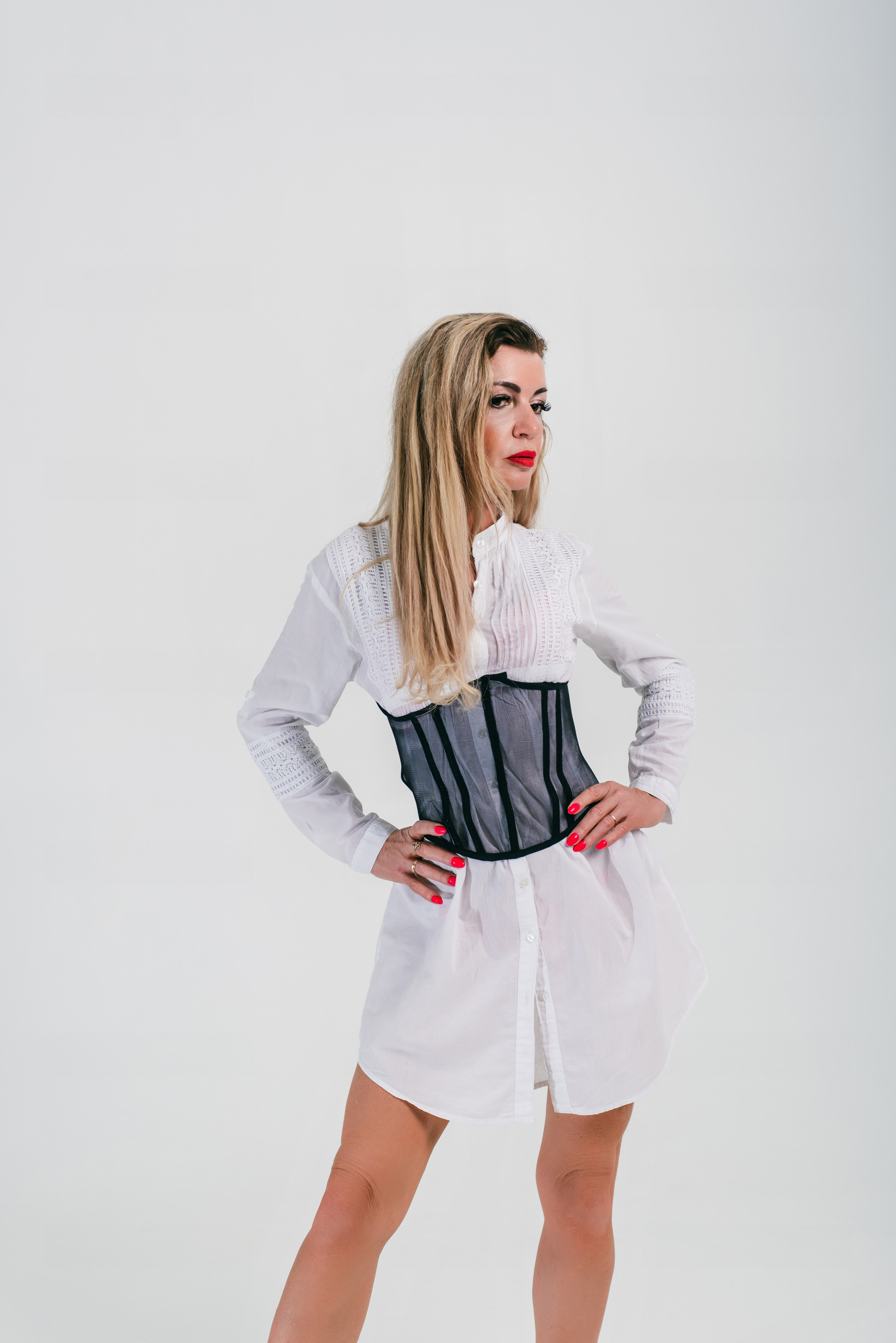 Девушка в белой рубашке и черный сетчатый корсет из сетки. Ольга Ли свадебный семейный фотограф Иркутск