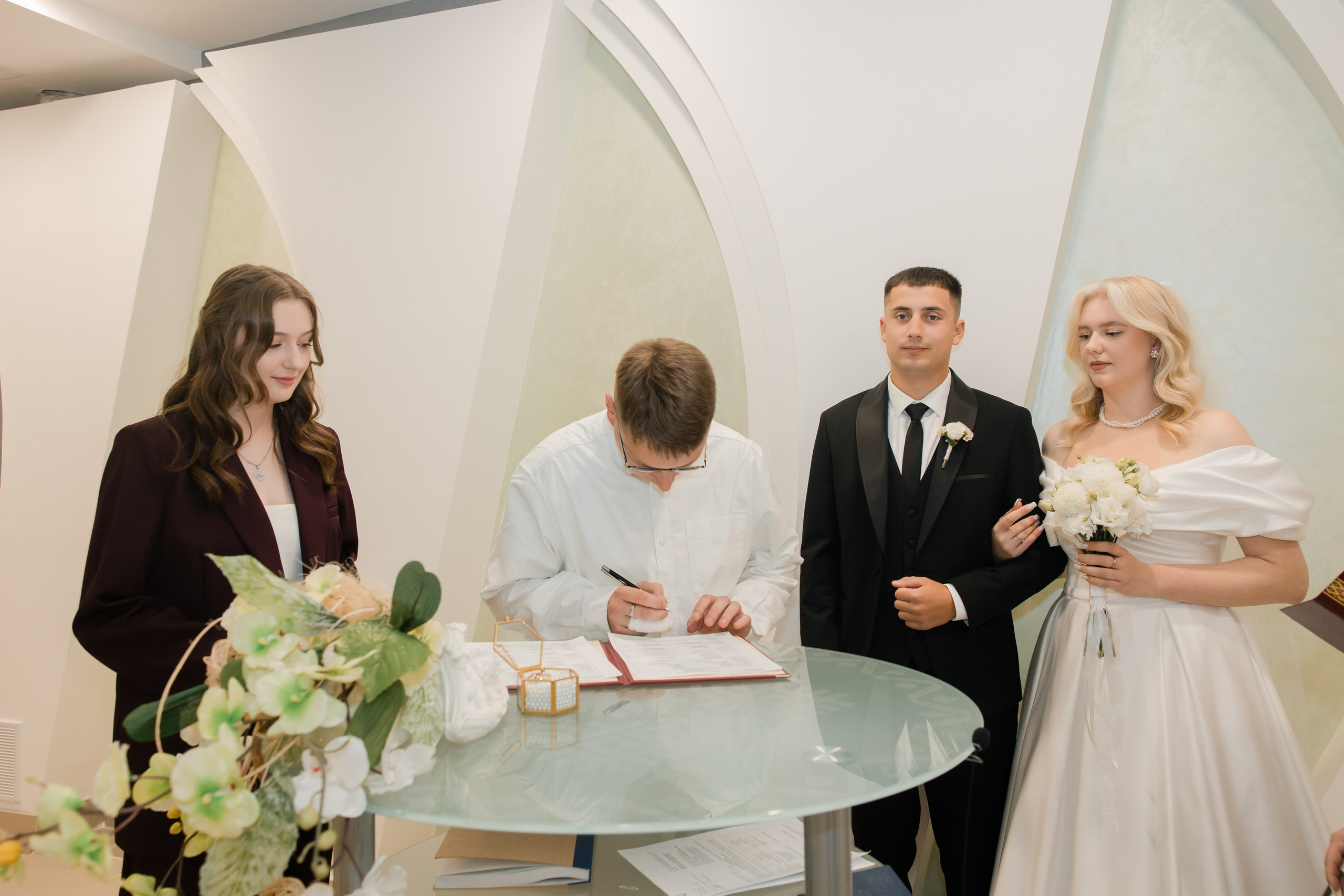 Отдел ЗАГС Администрации Первомайского района. Видеосъемка и фотосъемка свадеб. Фотограф и оператор на свадьбу. Видеосъемка подкастов, собственная видео-фотостудии. Предметная фотосъемка