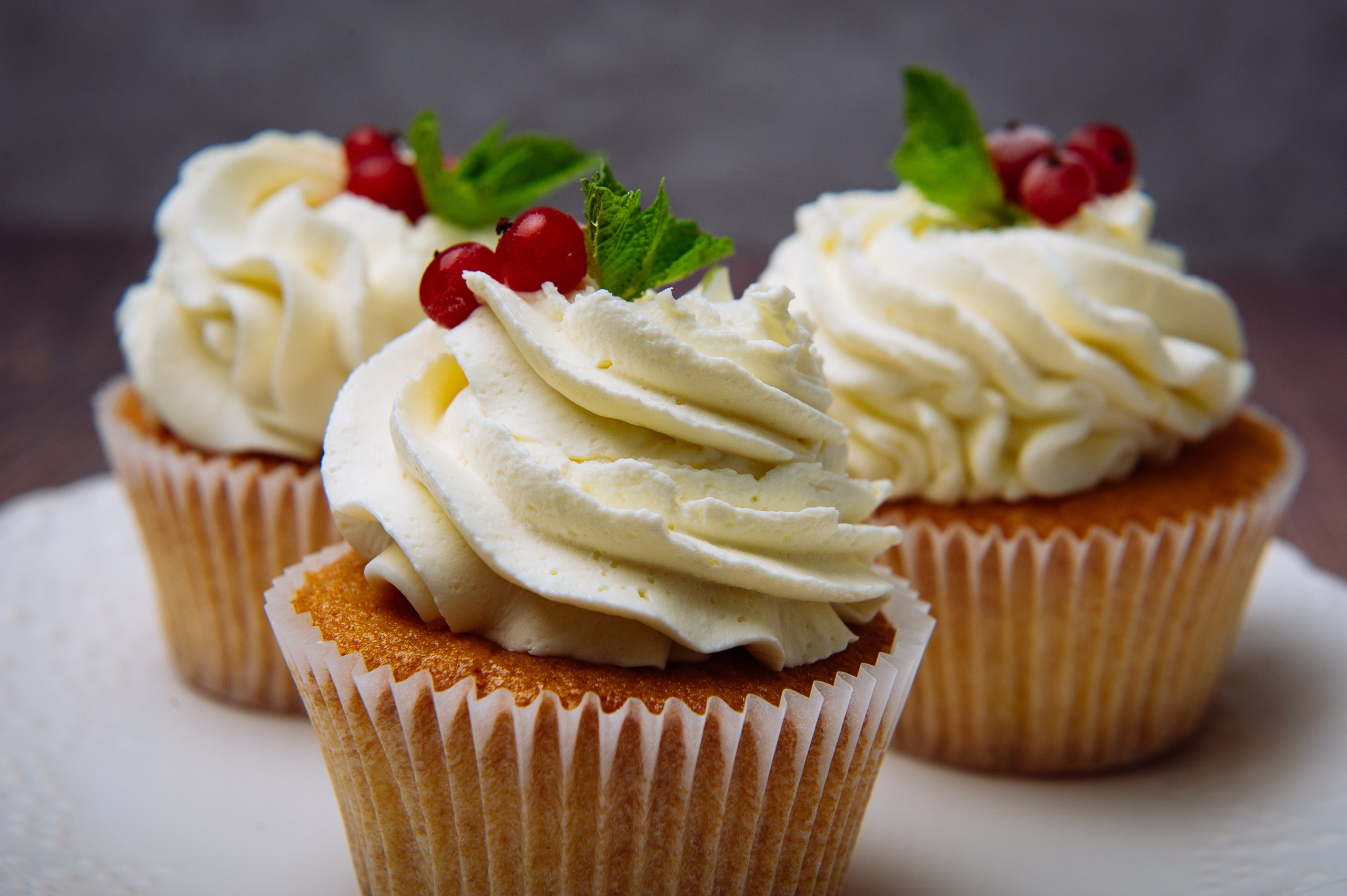 Детализация пирожных капкейк, аппетитные оттенки и текстуры.