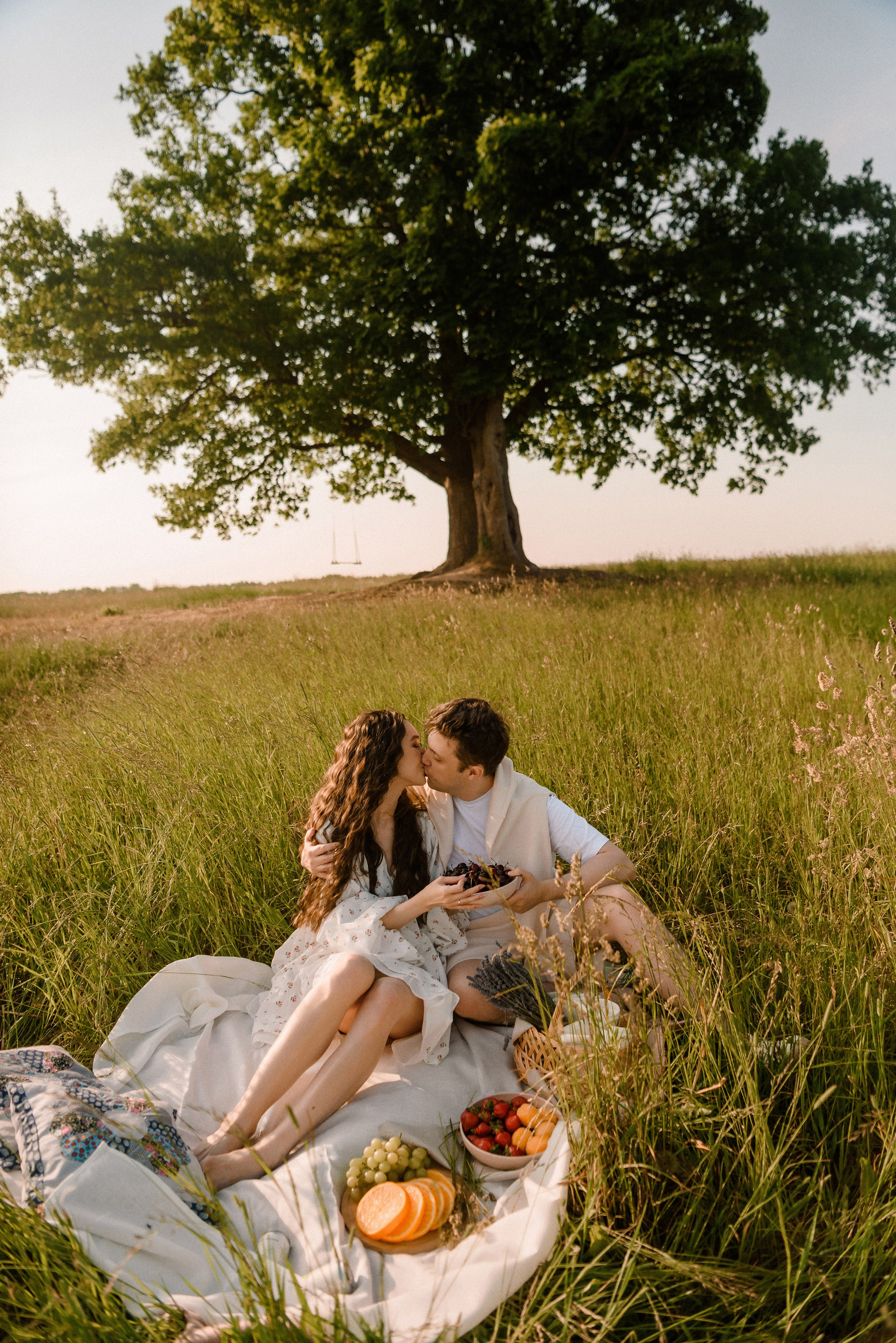 Лиза и Лёша в поле. Свадебный фотограф в Санкт-Петербурге София Шубик