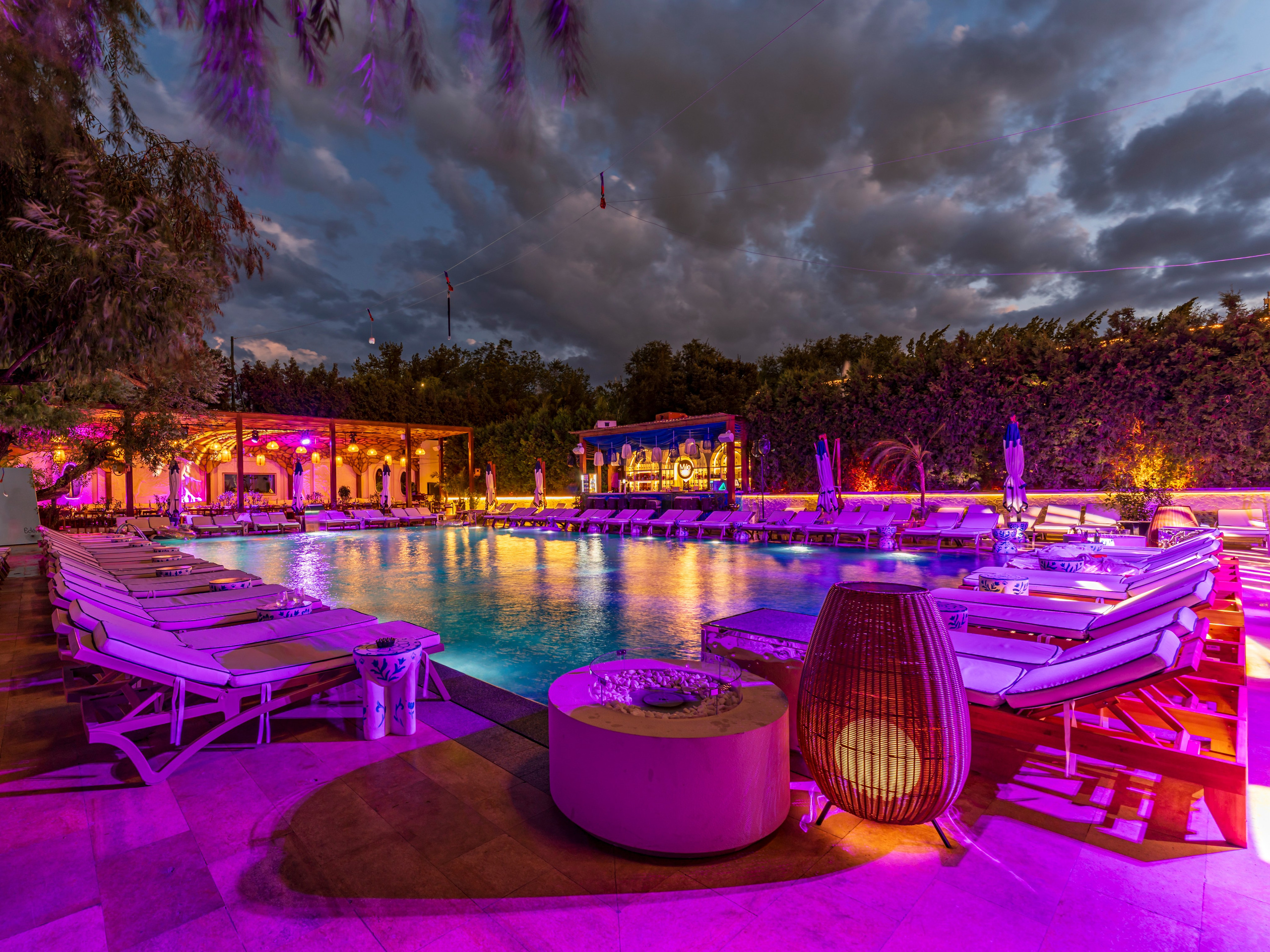 Eden Pool&Bar, съемка бассейна в июле 2026 года. Интерьерный фотограф Алматы
