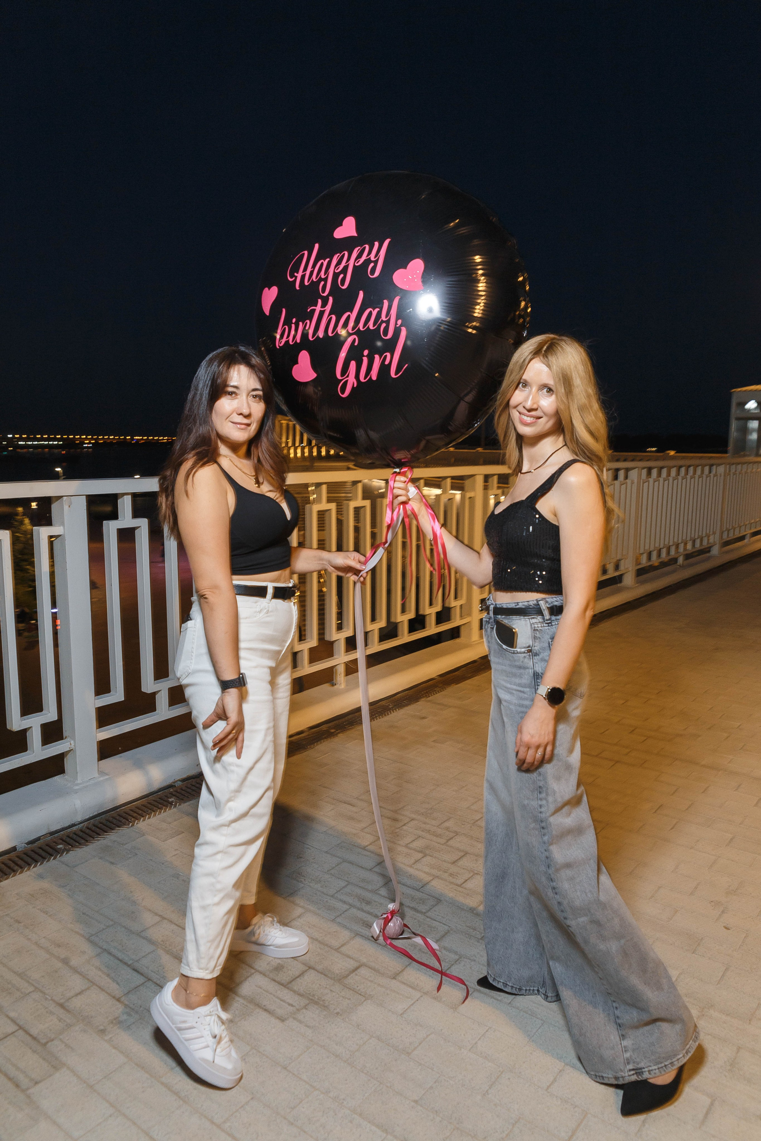 День рождения Оксаны: подруги, набережная, торт, шампанское. Событийный фотограф Максим Бескоровайновнов