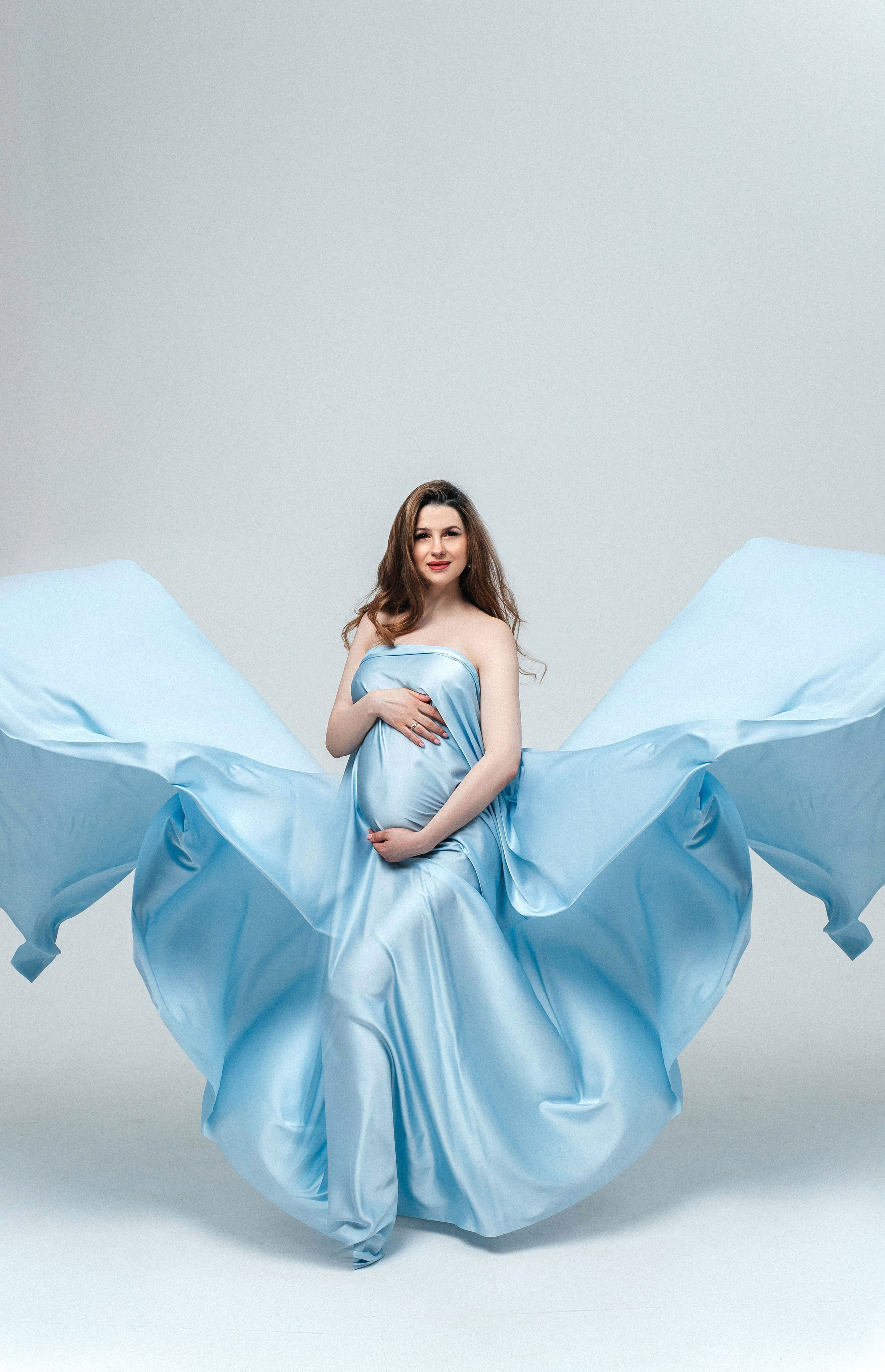 Фотосессия беременности в тканях в студии. Свадебный и семейный фотограф в Москве