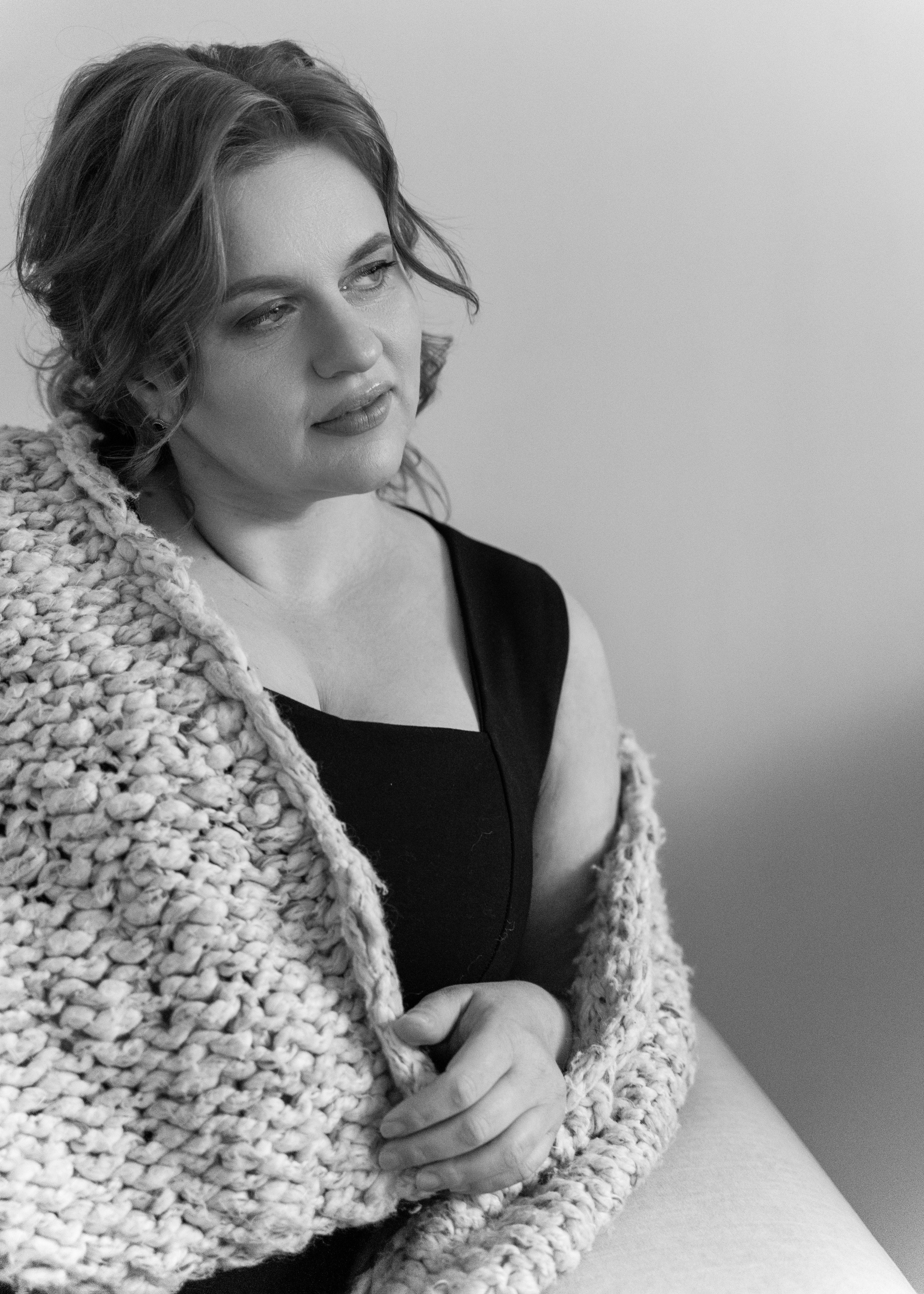 Портретная съемка в студии для женщины плюс сайз. Женский фотограф в Красноярске