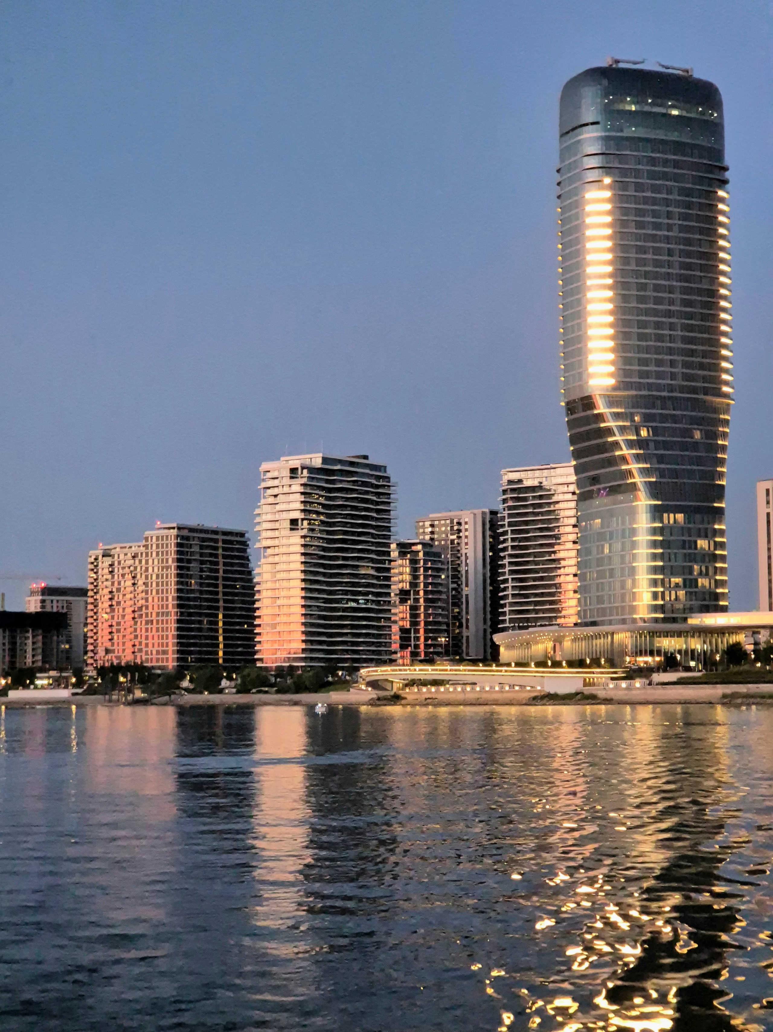 Belgrade Waterfront («Белград на воде» или Beograd na vodi) — это масштабный современный жилой и деловой район в центре Белграда, расположенный на берегу реки Сава. Проект превратил бывшую промзону в престижный квартал с небоскребами, торговыми центрами (Галерия), ресторанами и пешеходной набережной