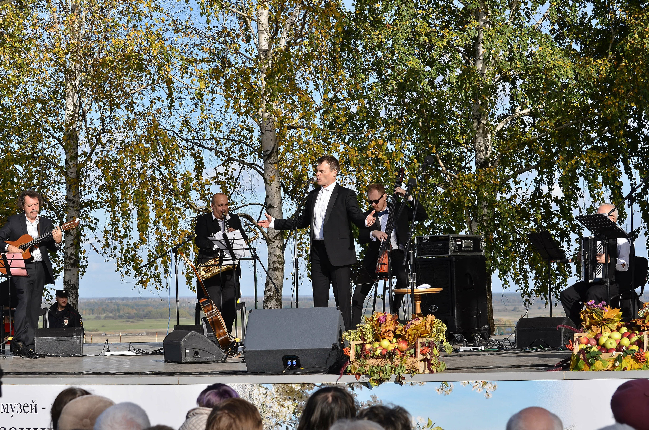Евгений Дятлов. ФОТОГРАФ ВАШИХ МЕРОПРИЯТИЙ РЯЗАНЬ СЕРГЕЙ КЛЮЕВ Концертная фотография близка к репортажу и портретной съемке