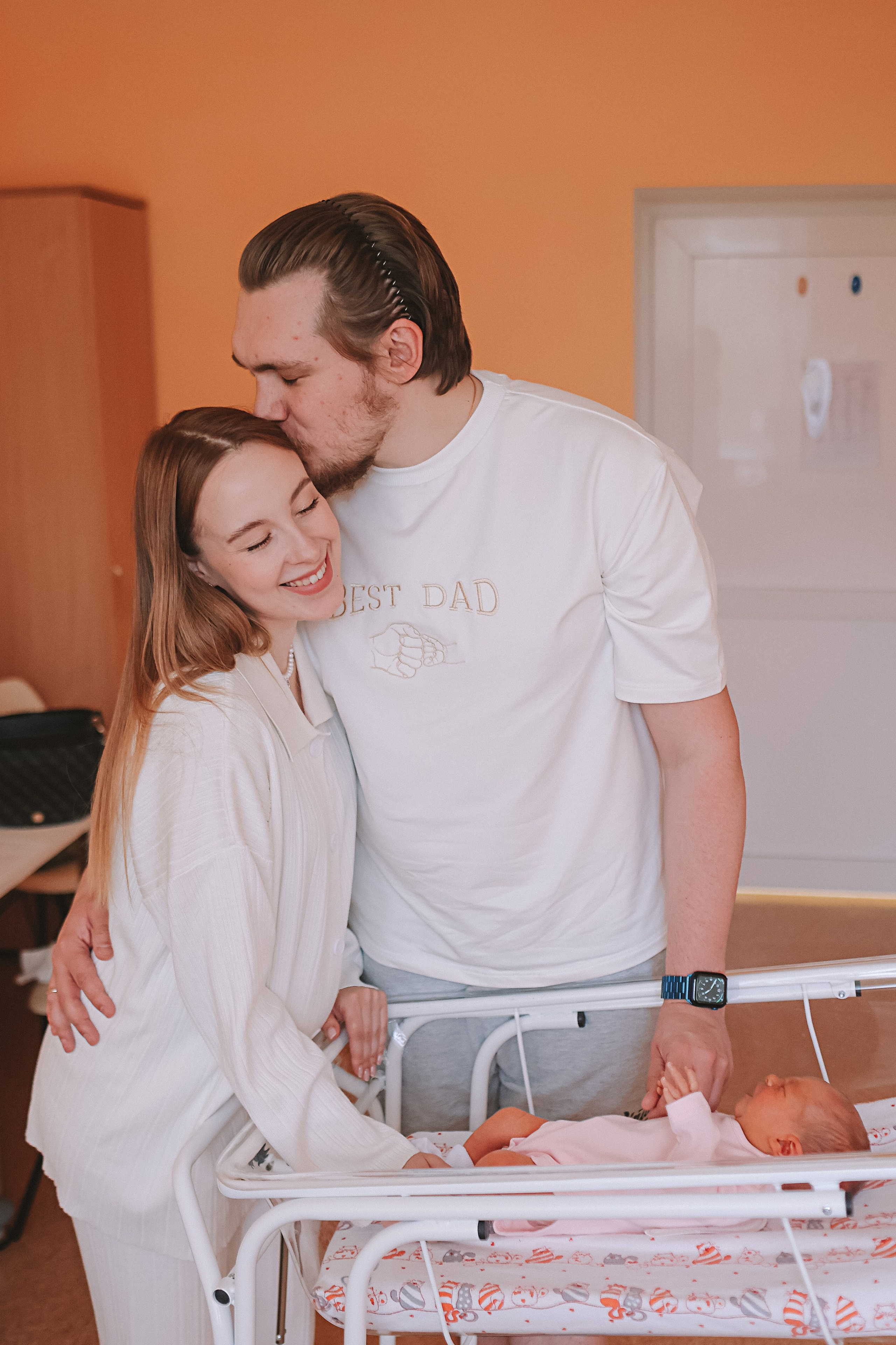 Выписка палата+внизу ПЦЭ. Семейный фотограф Тюмень, фотограф на роды Салмина Мария