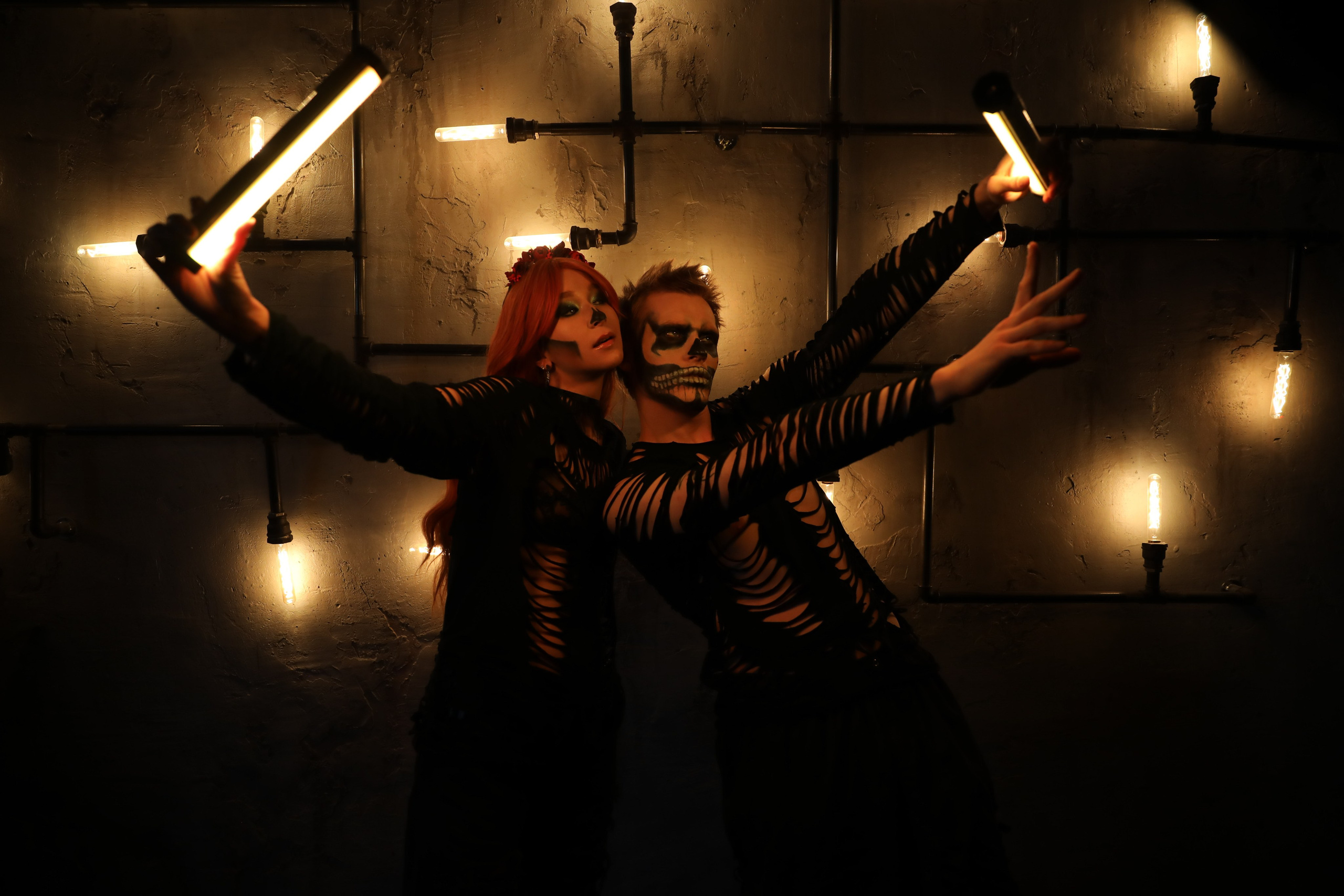 День мертвых хэллуин парень и девушка в гриме скелета вечеринка 