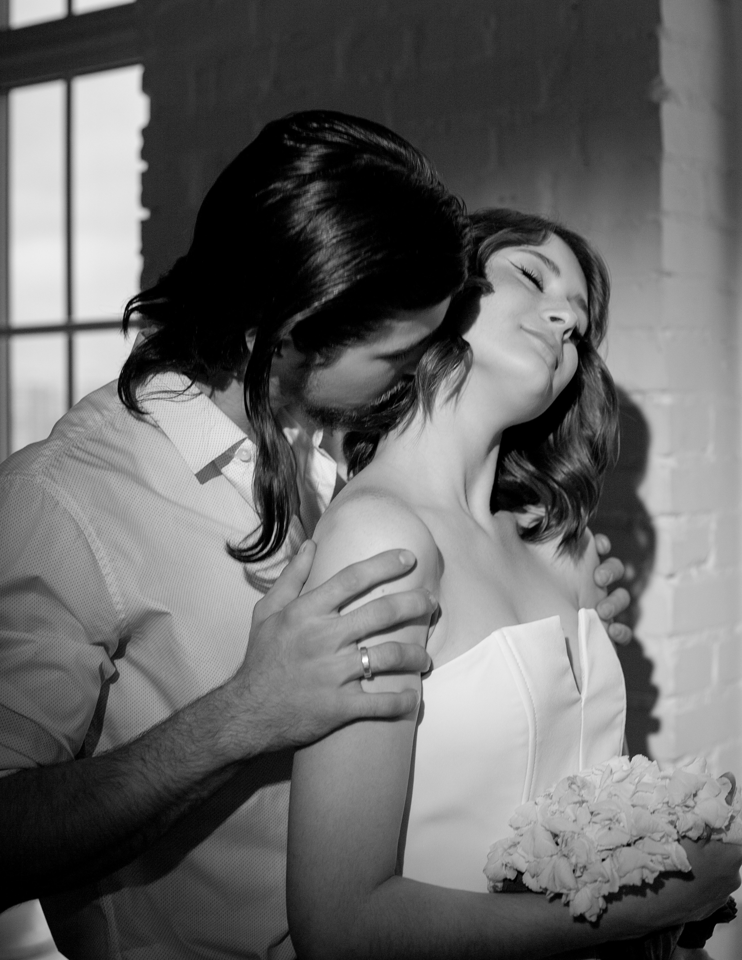 Магия свадебного дня в Новосибирске, свадебная лавстори в студии и на уличной локации. Фотограф Ольга Баранова