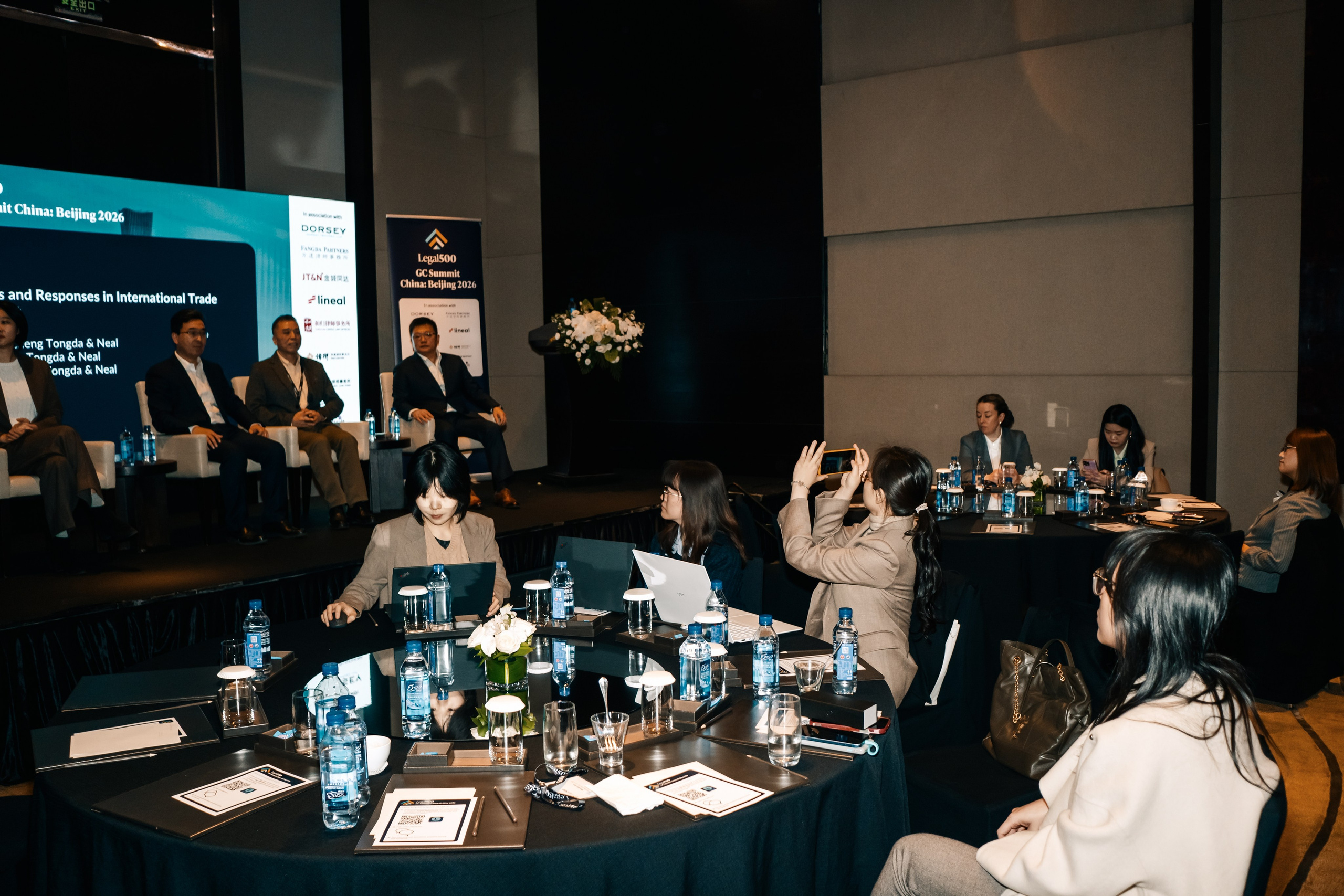 Зал конференции Legal 500 China Summit, участники сидят и слушают, репортажная съемка в Китае.