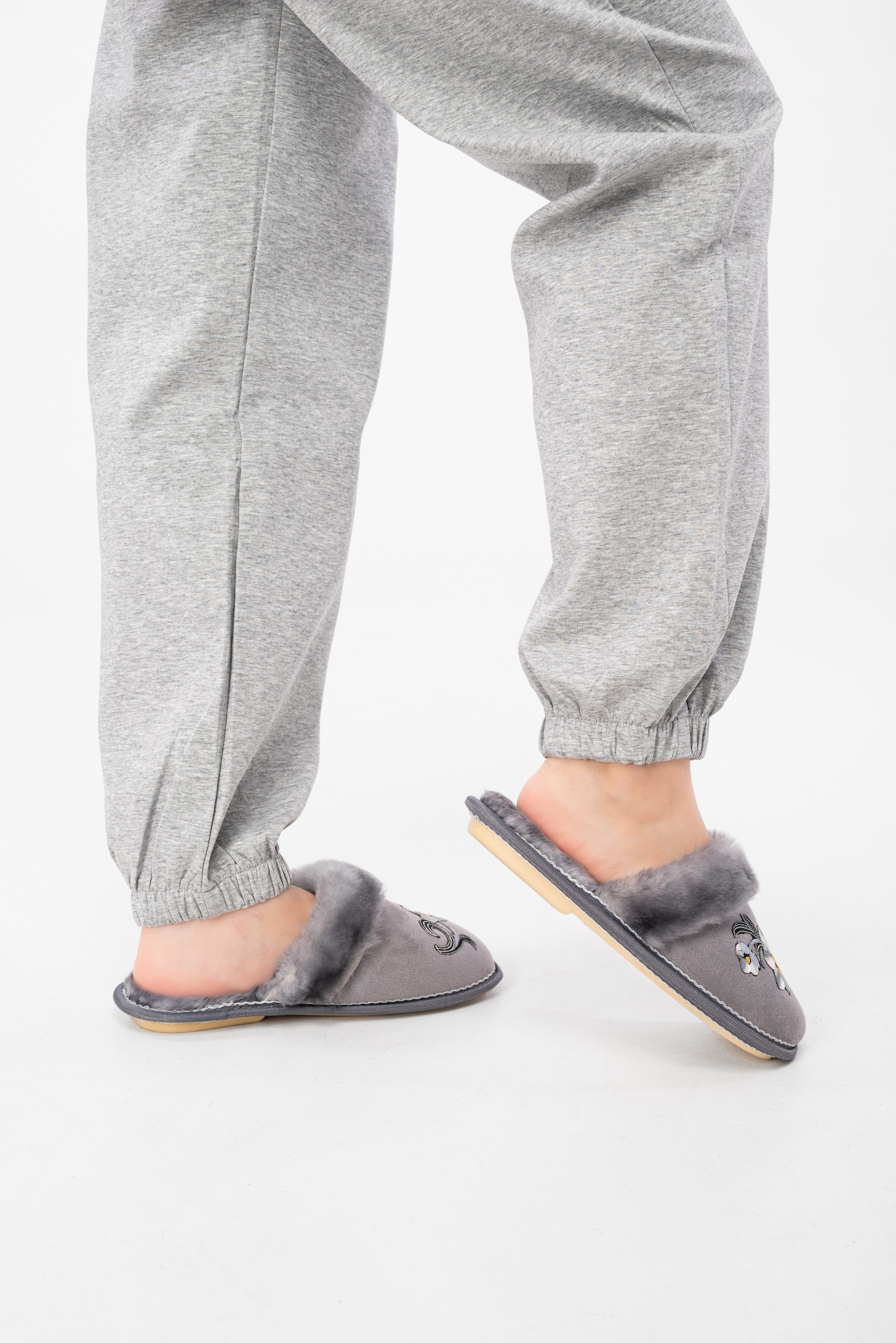 Тапочки и чуни. Предметный фотограф, фото для маркетплейсов Пятигорск, КМВ