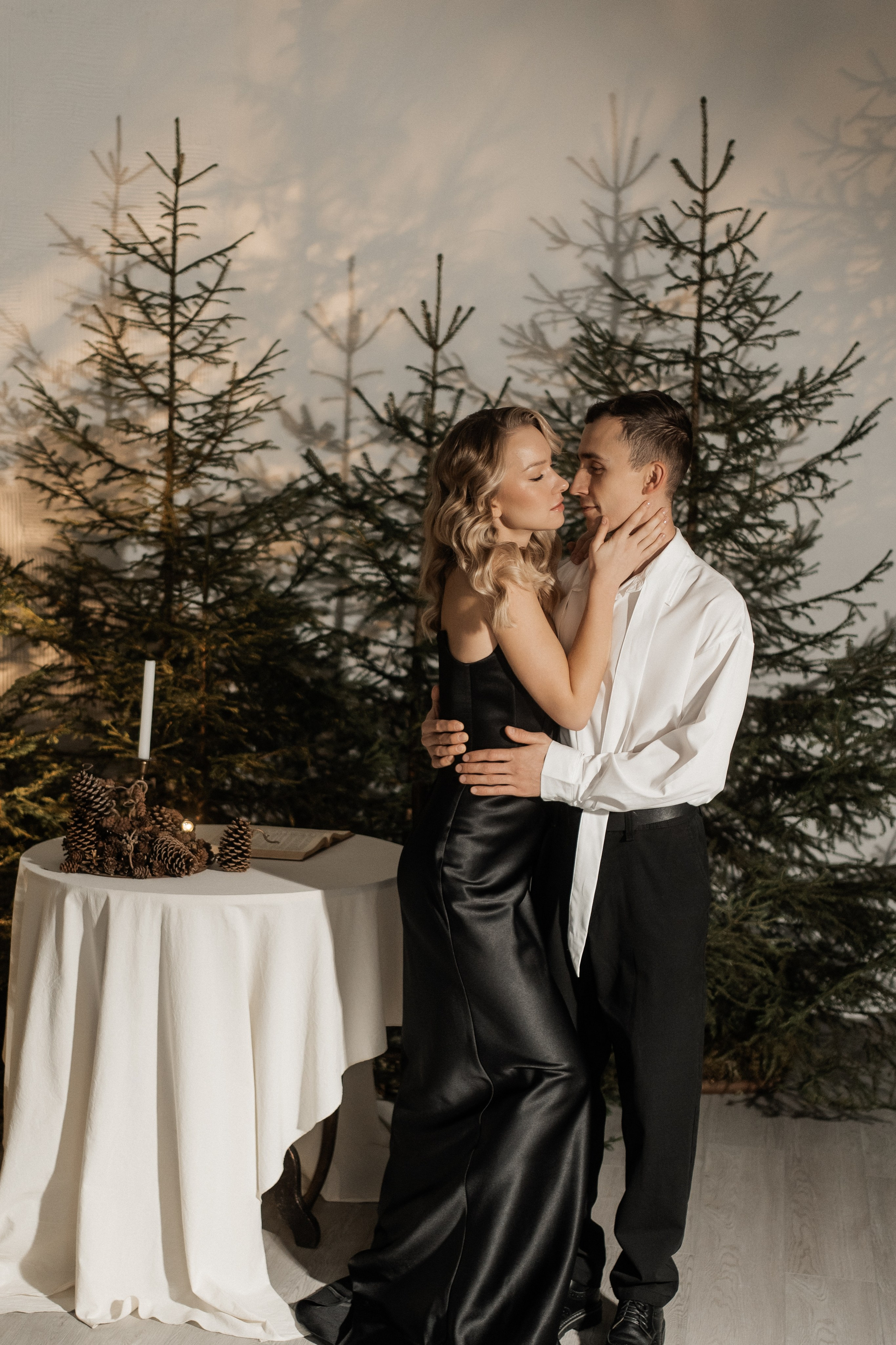 [… under winter firs]. Фотограф в Архангельске