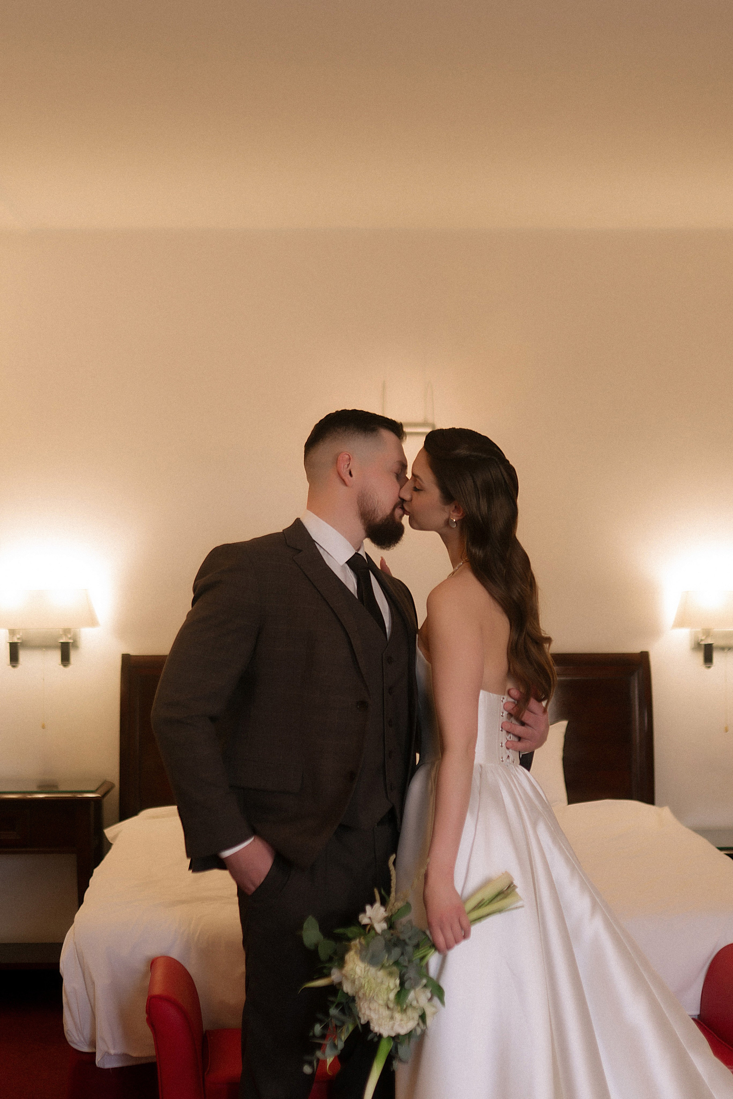 Утро жениха и невесты | Арина и Игорь в отеле Арт-бутик в Воронеже. Фотограф Карина Шмулёва. Воронеж и область