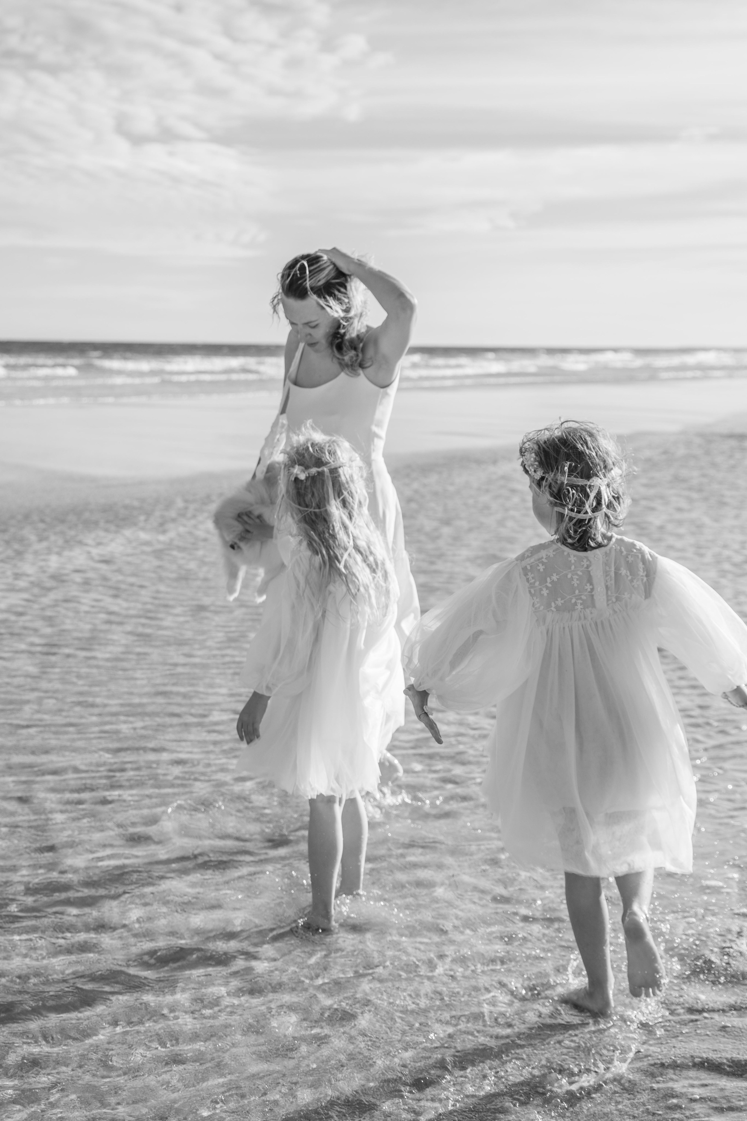 Family on the ocean. Professional Photographer in Portugal. Oksana Lomnova