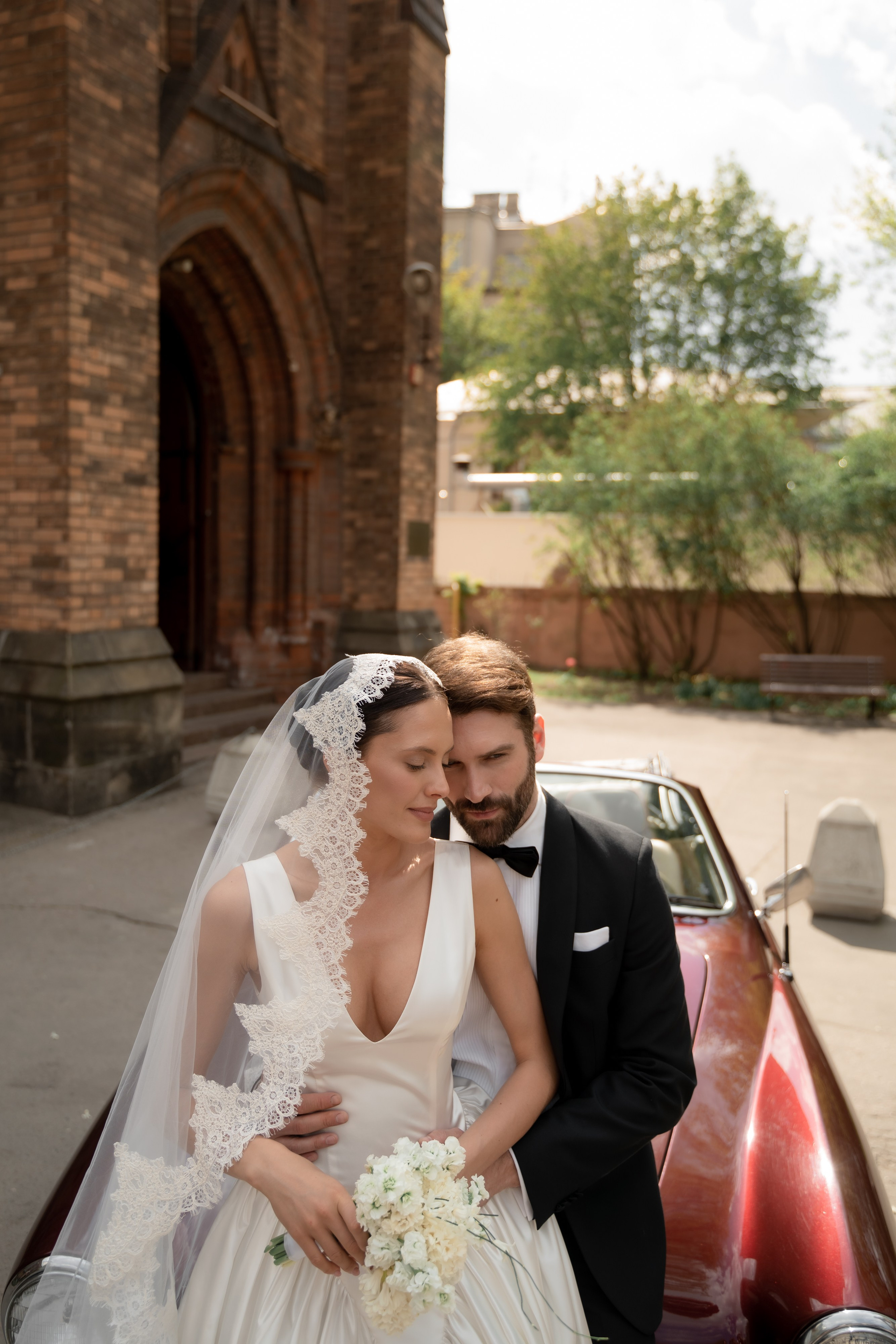 Свадебная фотосессия в католической церкви Москва. Портретный и свадебный фотограф Алла Карени Москва