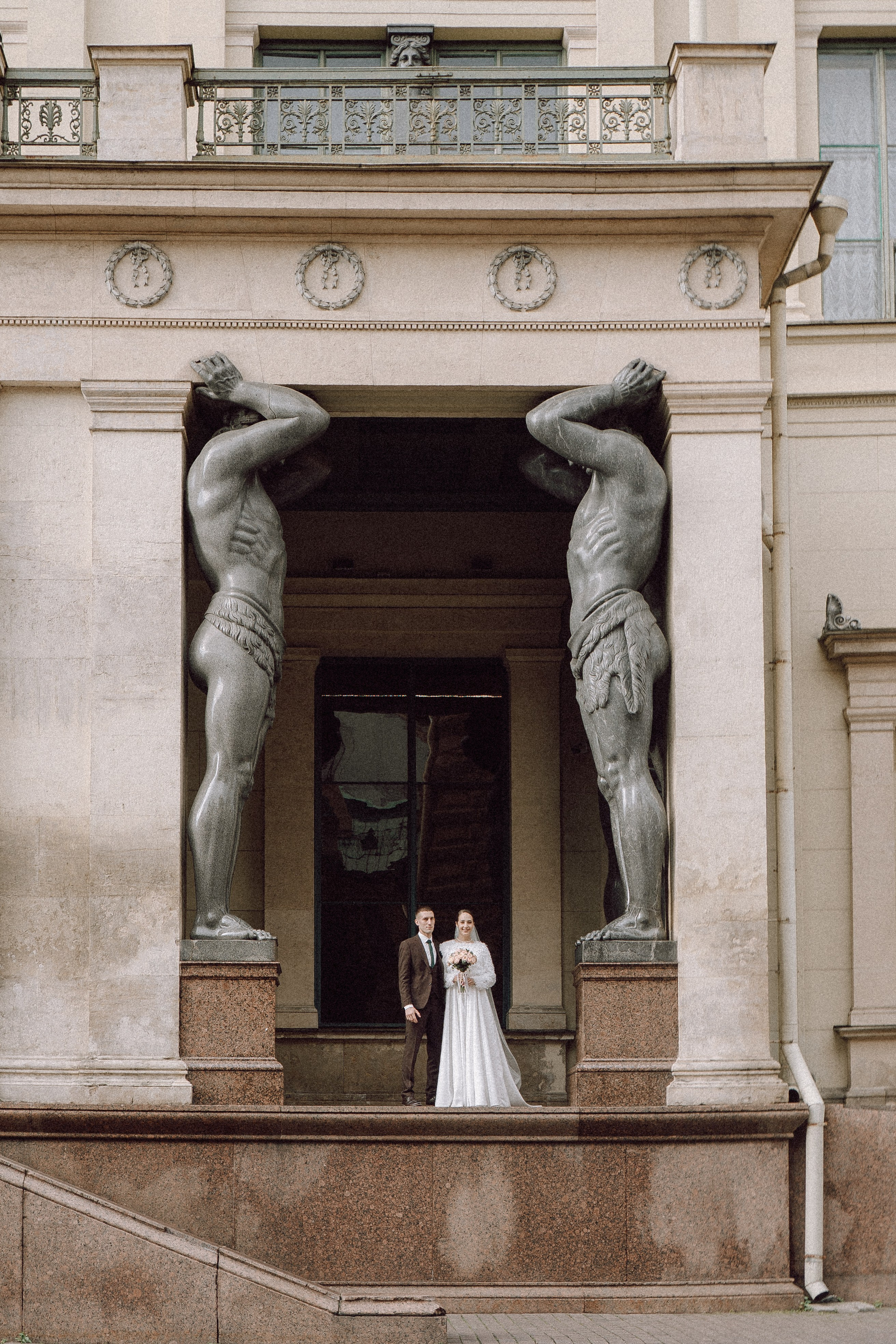 СВАДЕБНАЯ ПРОГУЛКА В САНТК-ПЕТЕРБУРГЕ (ИСАКИЕВСКИЙ СОБОР, ЗИМНЯЯ КАНАВКА, ЭРМИТАЖ И БОЛЬШАЯ МОРСКАЯ УЛИЦА). Профессиональный фотограф, Санкт-Петербург — Виктория Богомолова
