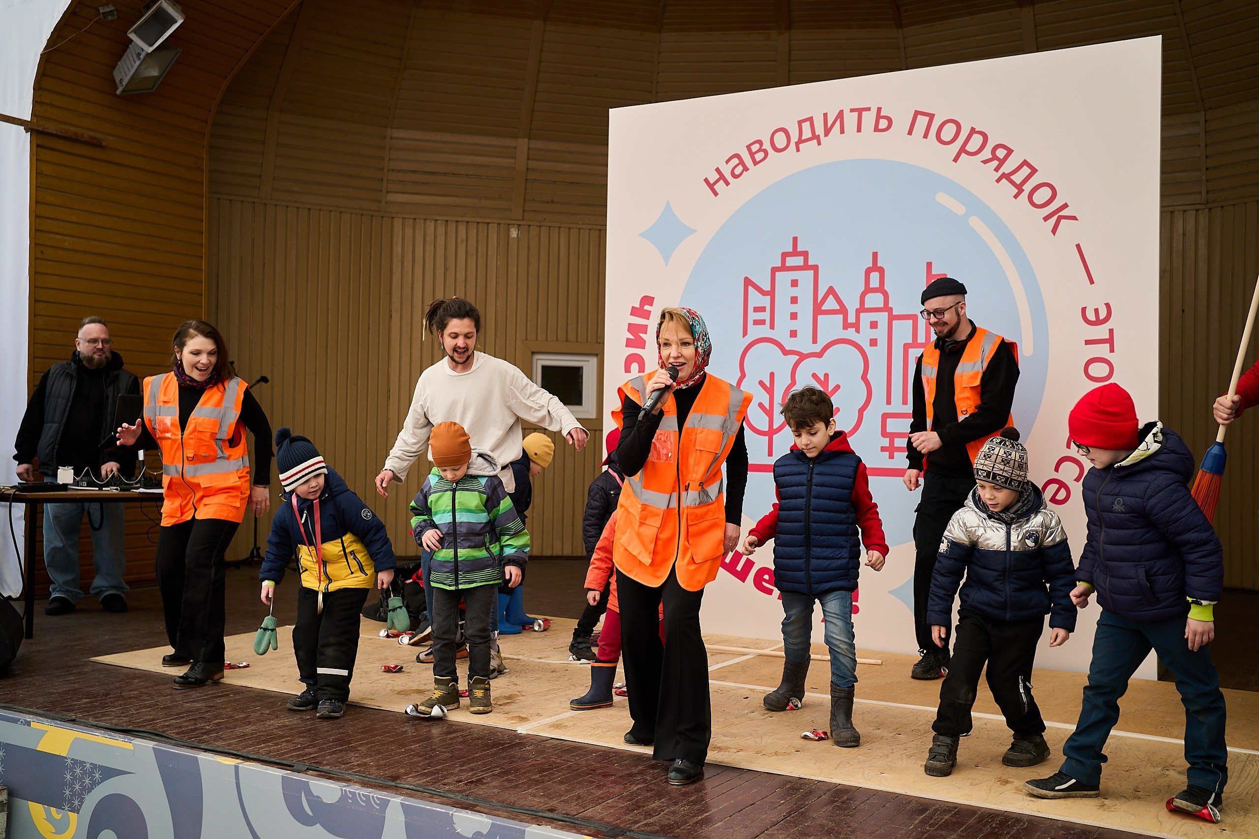 Субботник у Управления делами Мэра и Правительства Москвы. Фотограф и Видеограф в Москве. Олег Корушев