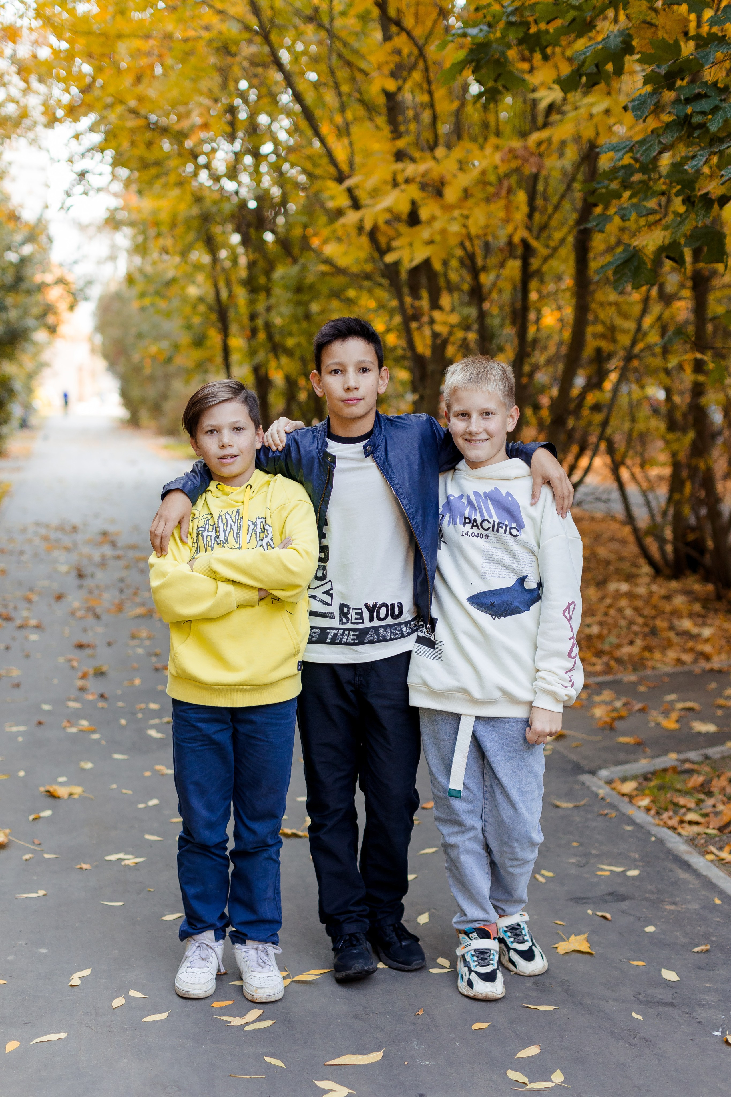 Мальчики друзья фотографируются вместе в парке