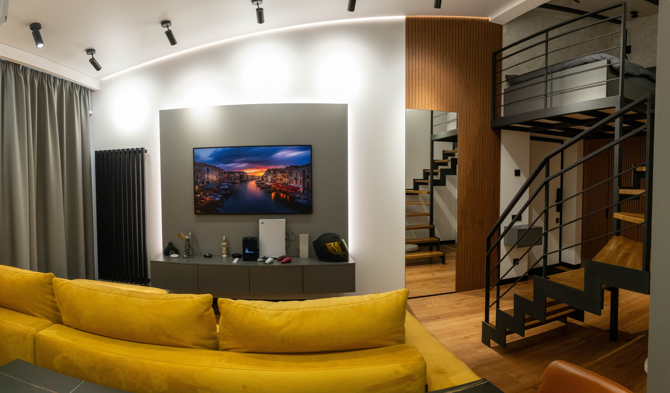 The apartment is on two levels. Fotograf Dmitrii Donets