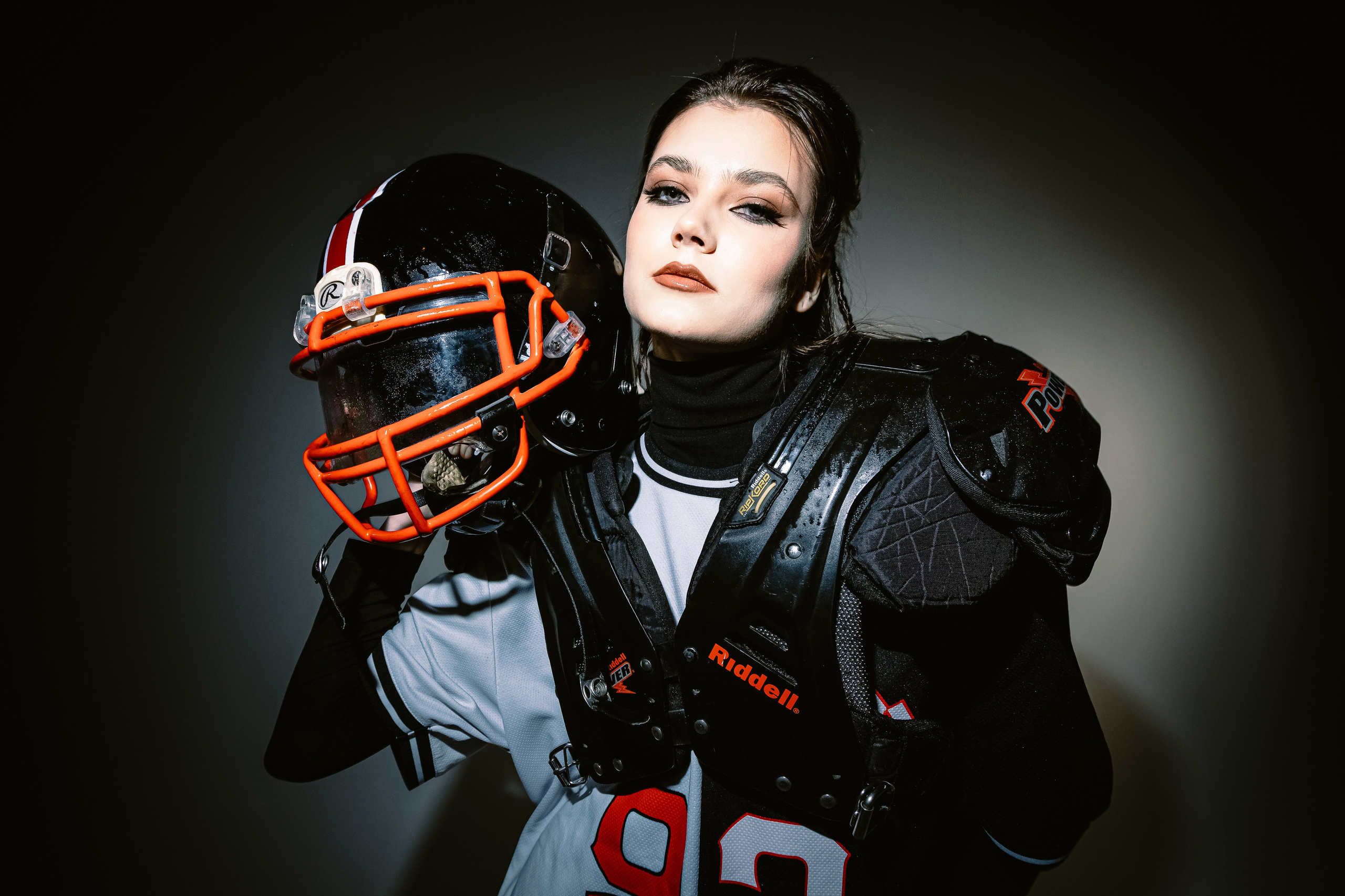 американский футбол, спортшик, фотосессия творческая, студийный свет, женская фотосессия
