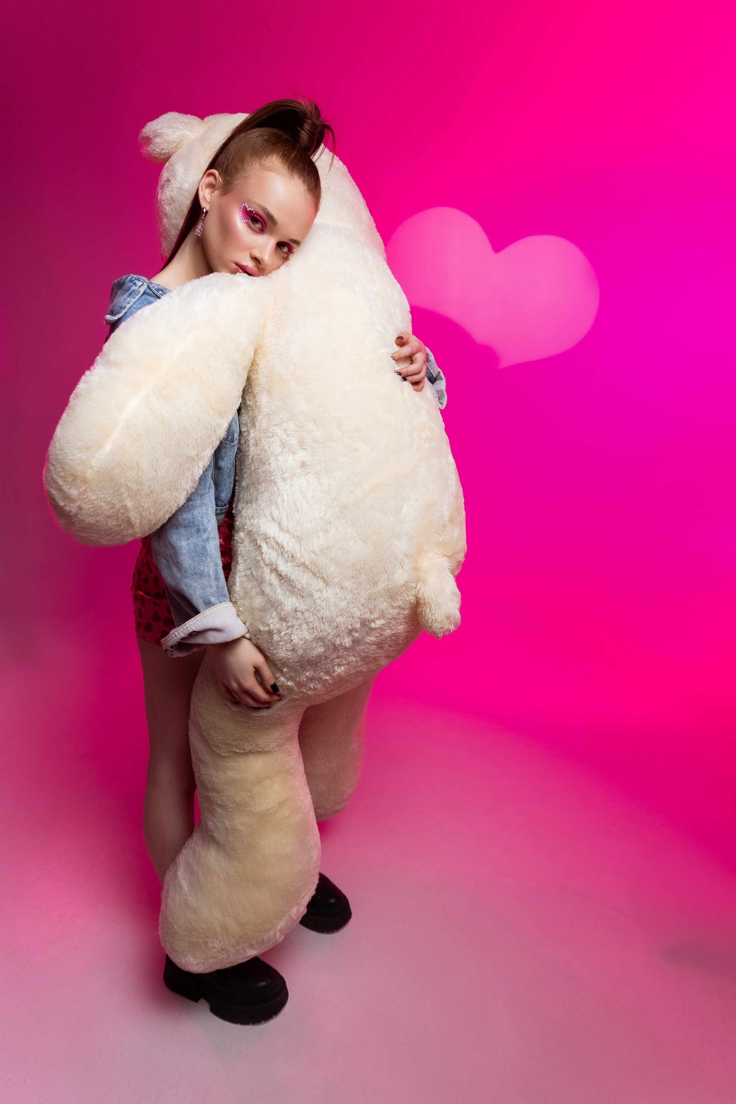 идея фотосессия на 14 февраля, день всех влюблённых, цветной свет, маски габо, 14 февраля, ростовой медведь