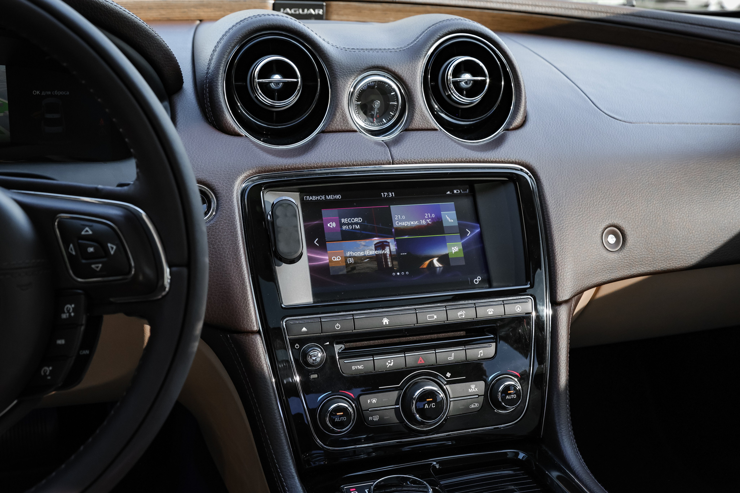 2017 JAGUAR XJ. Mixturecaptures