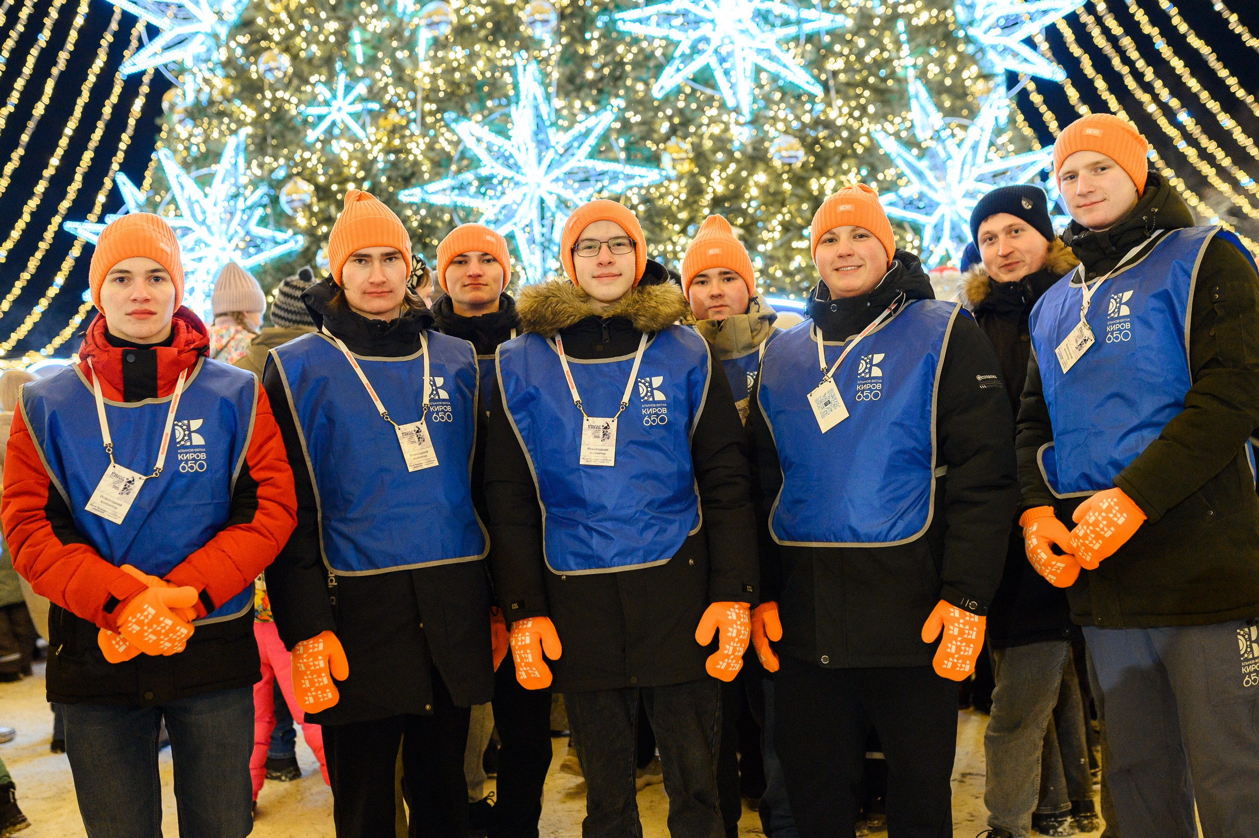 Новогодние волонтеры | Открытие Новогодней столицы Кирова 2025. Репортажный фотограф в Кирове Александр Лутошкин