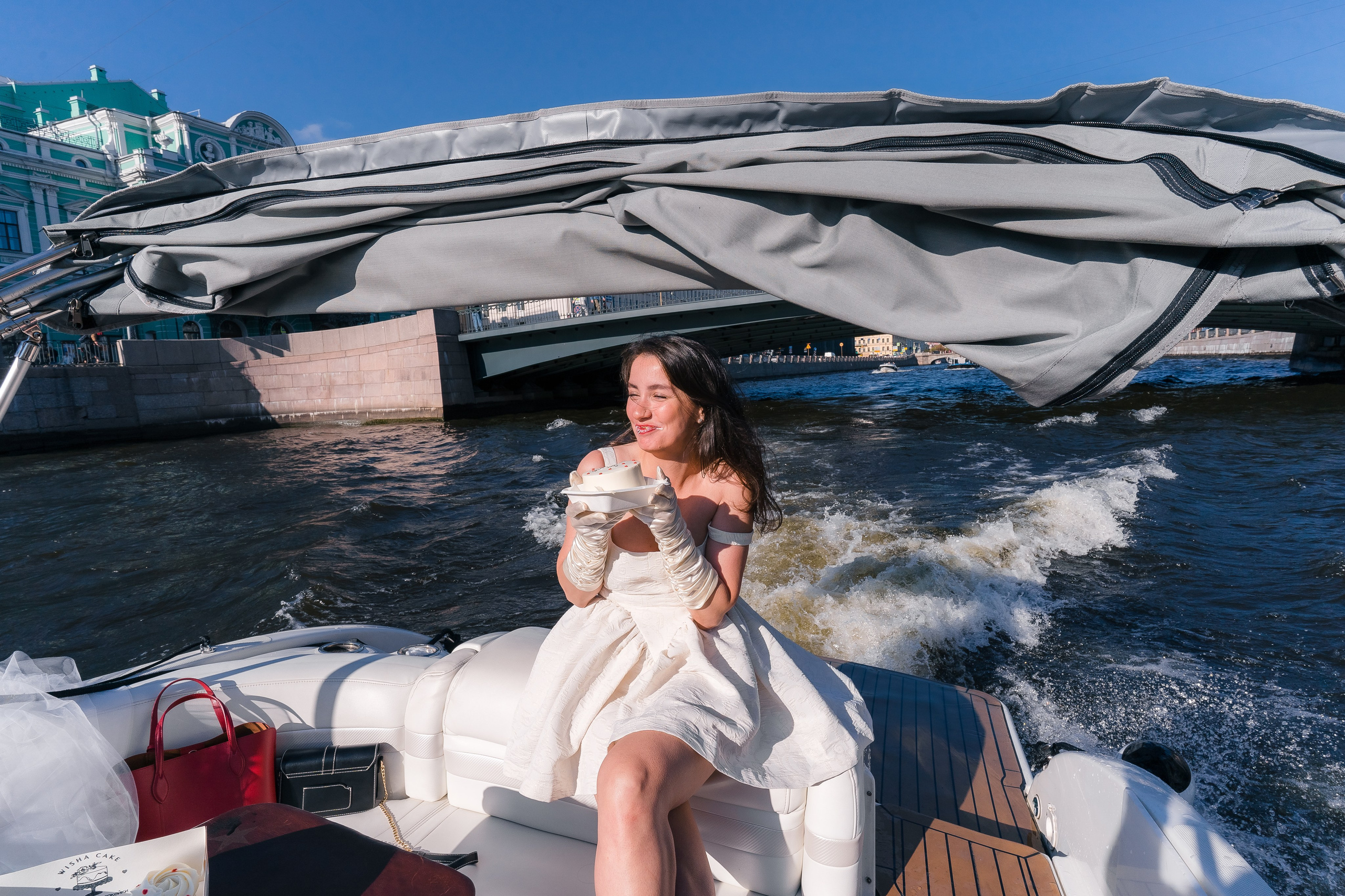 Фотосъемка девичника, встреча девушек, веселые женские портреты