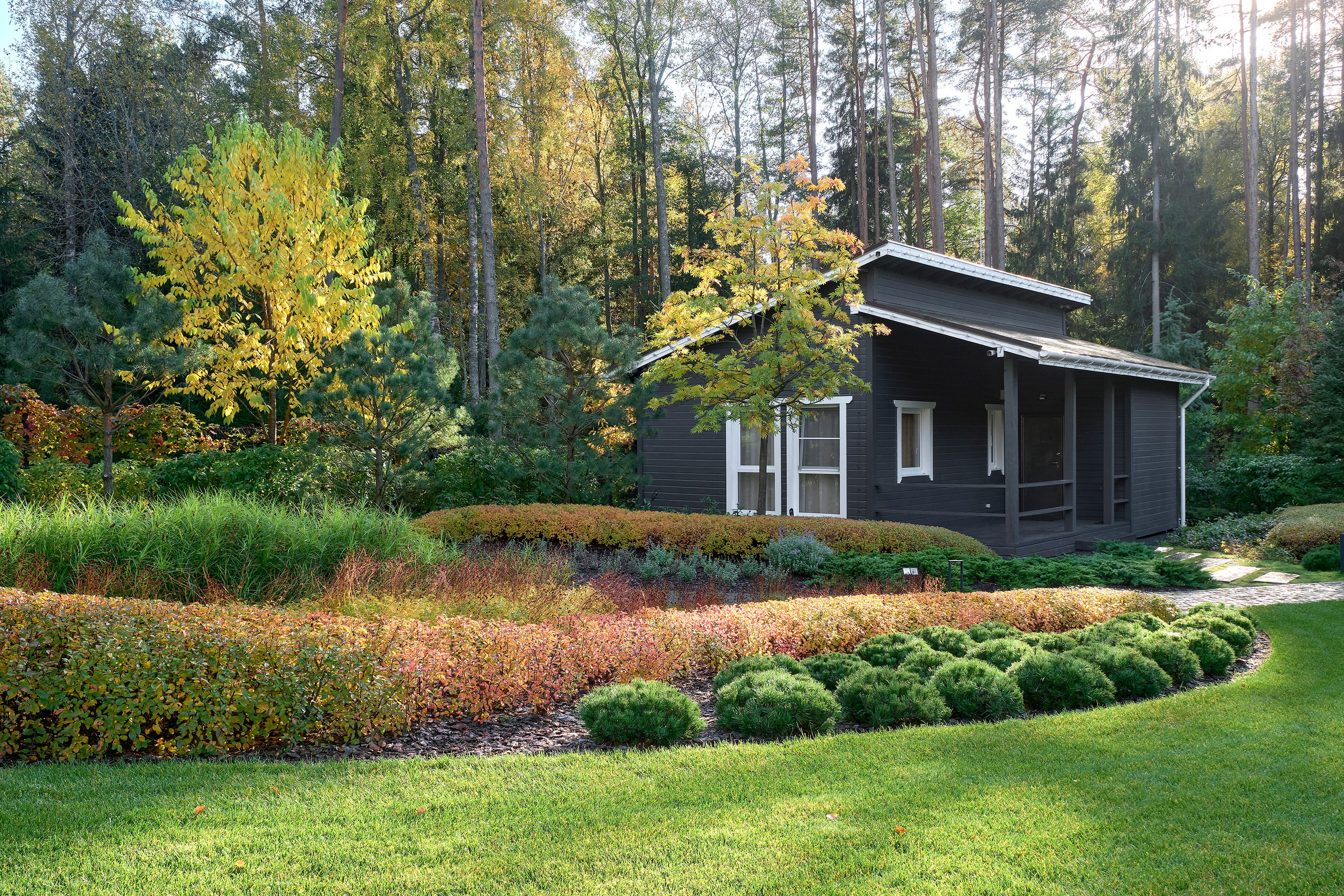 Усадьба Хрустальное: фотосъемка частного сада Валерия Федотова в Репино для L.BURO. Фотограф Наталья Соловьева | interioto