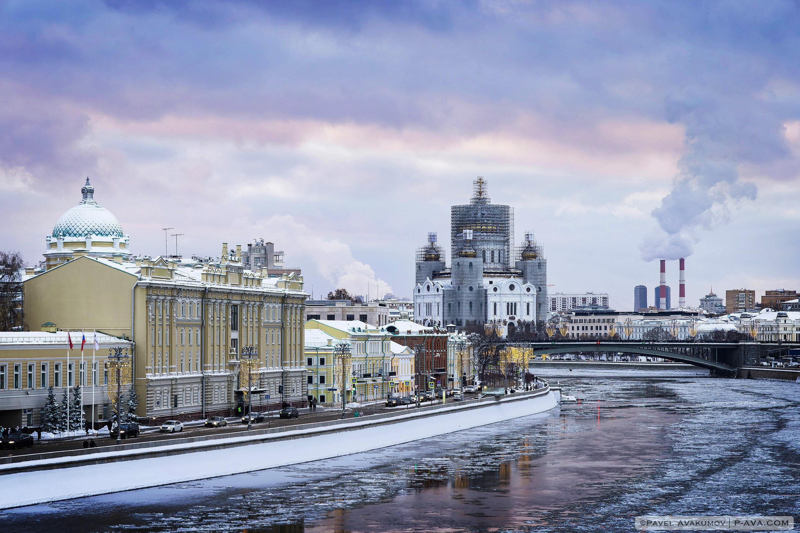 Софийская набережная в Москве и Храм Христа Спасителя 