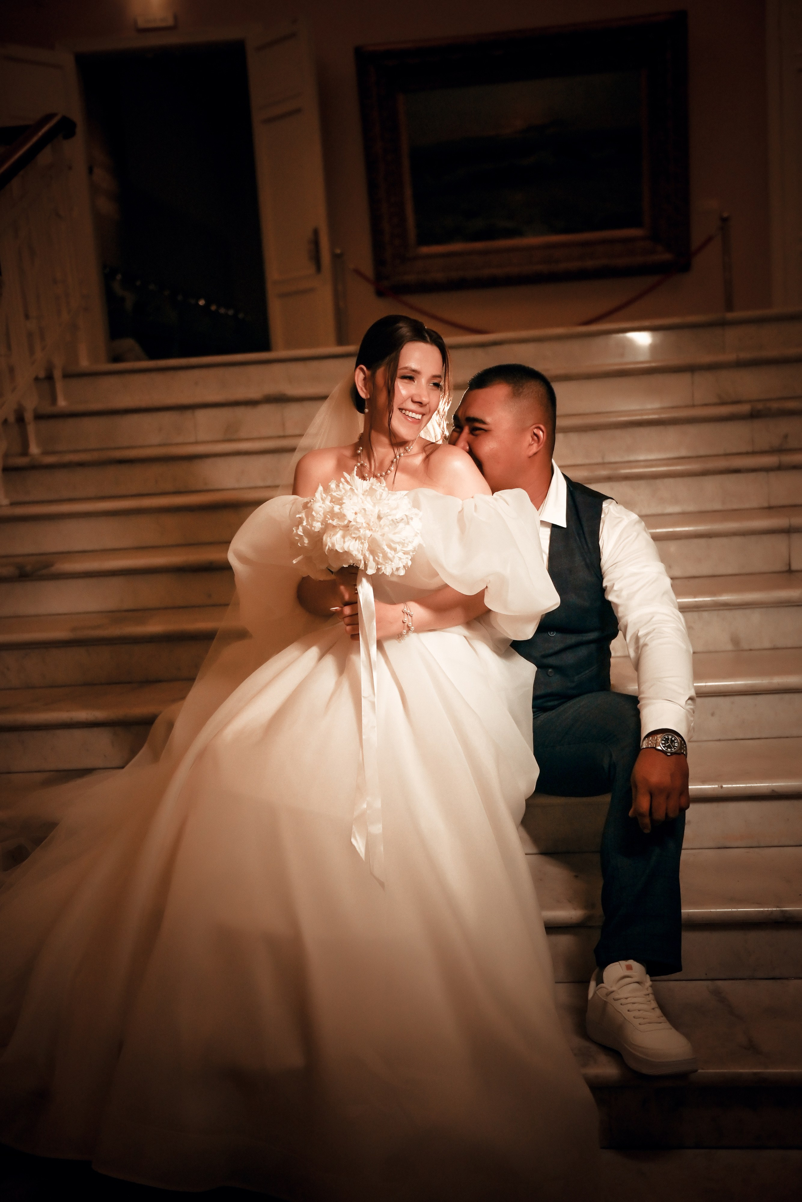 Небольшая свадебная серия в музее и прогулкой под дождем Эльмиры и Ризата. Свадебный, семейный, детский, контент фотограф в Омске Максим Ильин