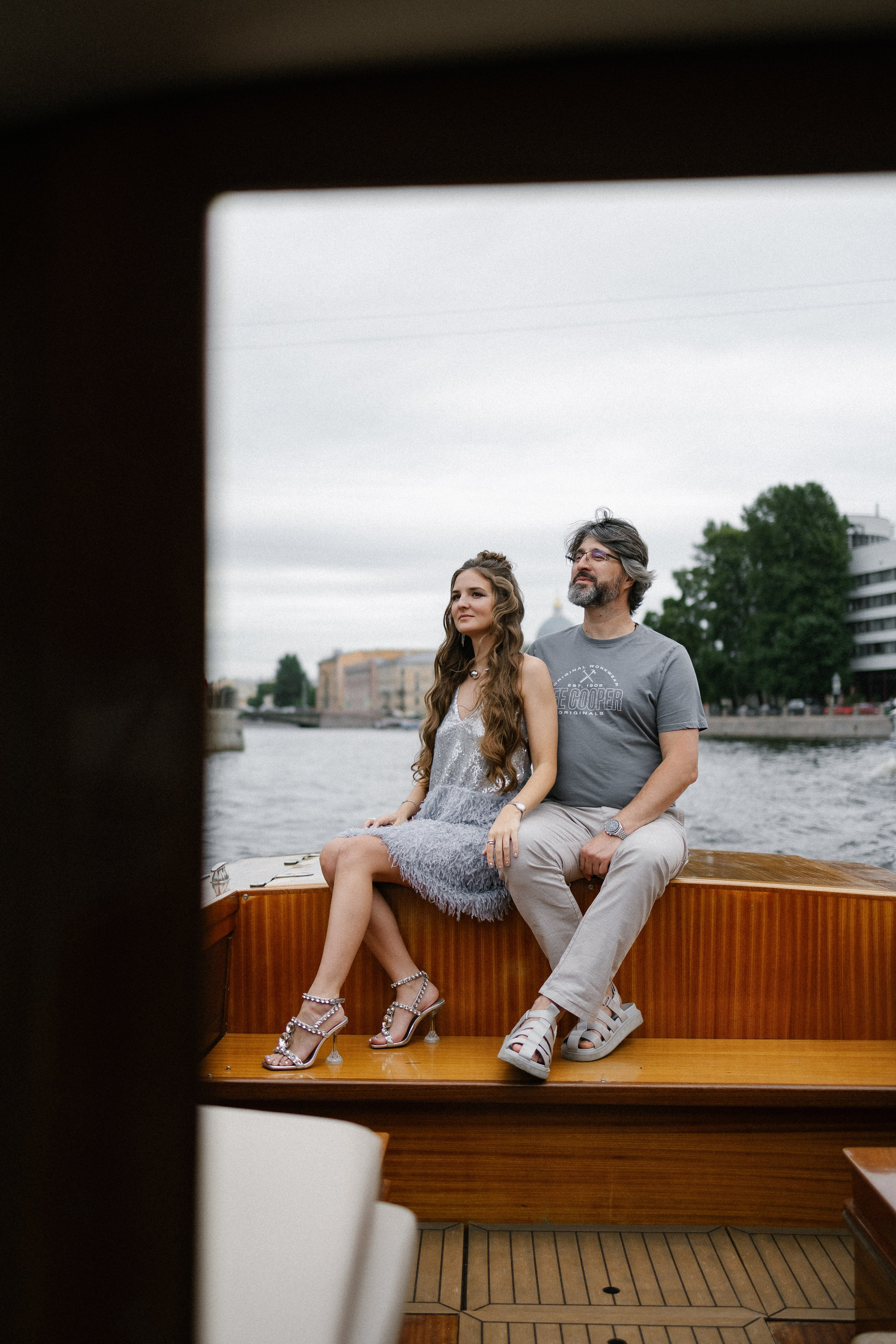 Прогулка на венецианском катере. Свадебный фотограф в Санкт-Петербурге Ксения Кобышева
