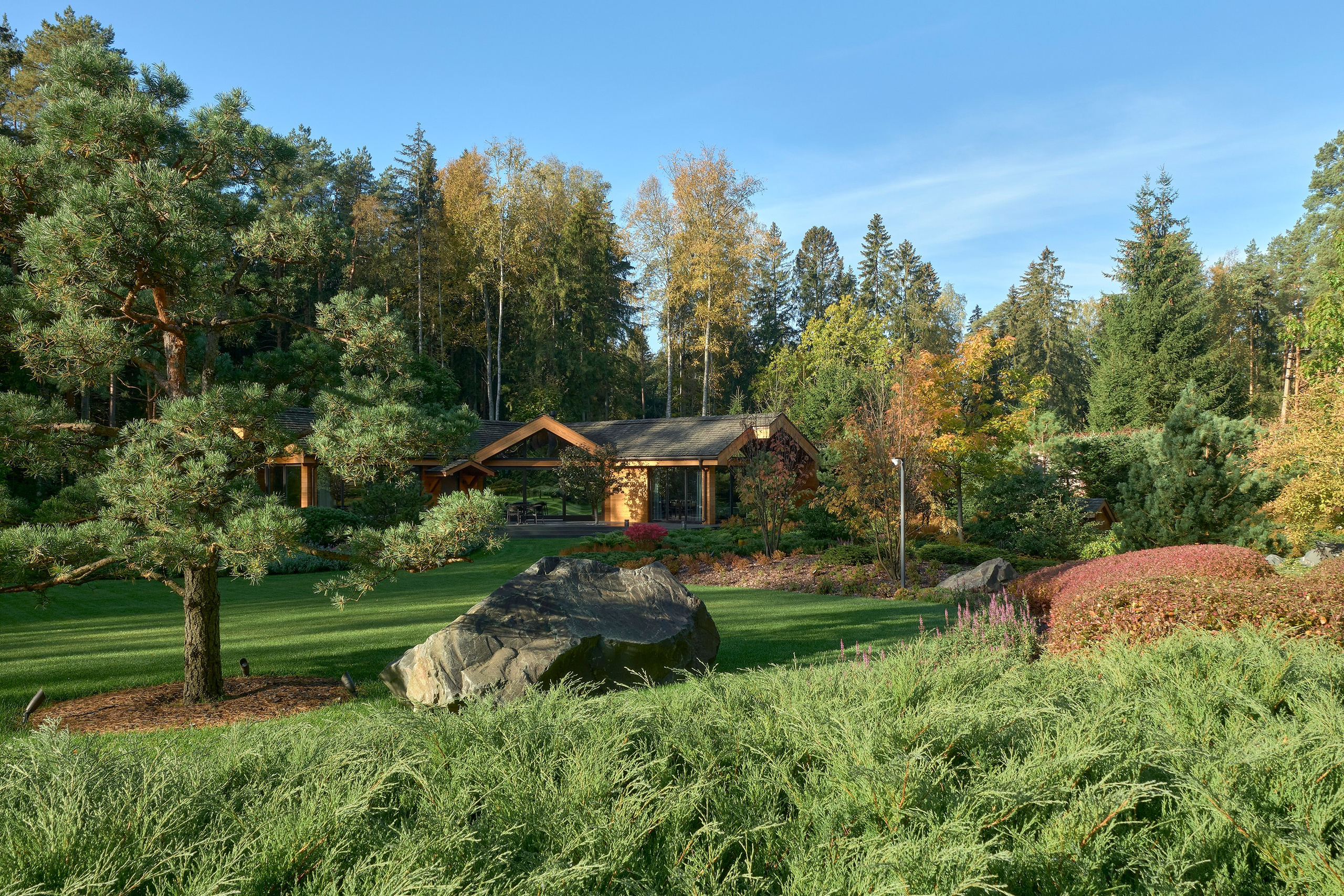 Усадьба Хрустальное: фотосъемка частного сада Валерия Федотова в Репино для L.BURO. Фотограф Наталья Соловьева | interioto